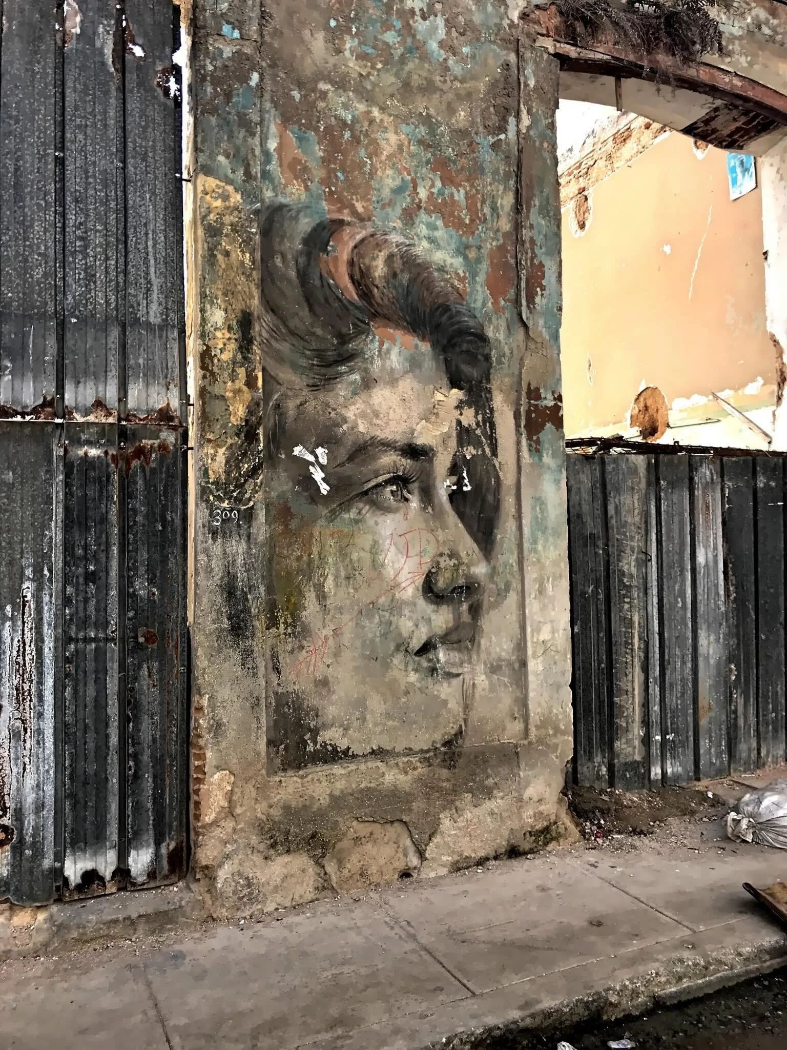 Havana Graffiti #havanacuba #cuba #graffiti #streetart Check out my blog: www.GetOutNAbout.com.