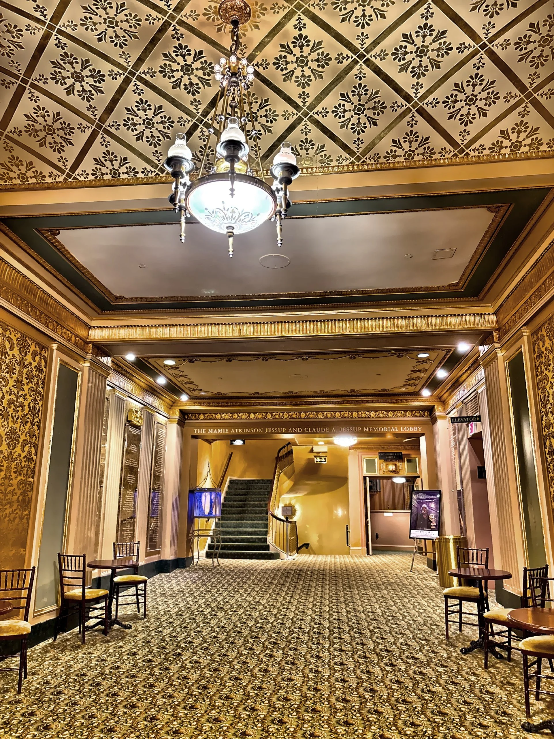  The venue was originally designed to capture a sense of grandeur, dazzling visitors from the very first glance. From its glowing marquee to its striking architectural details, every element reflected the elegance and excitement of the classic movie 