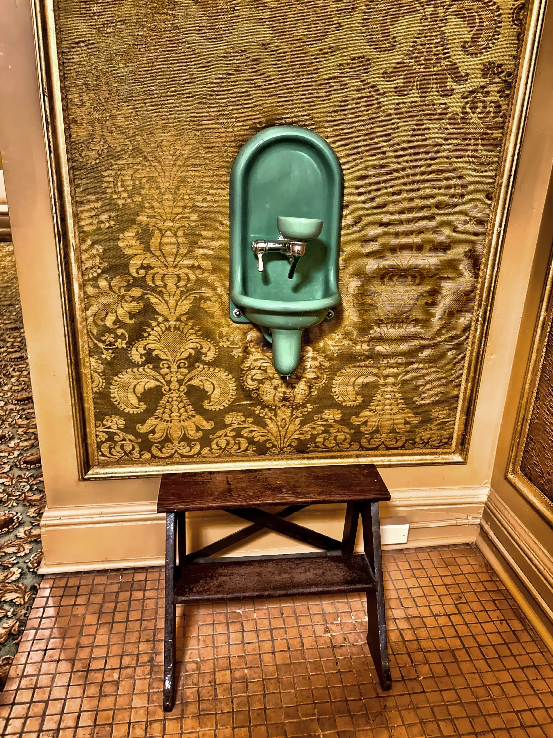  A vintage wall-mounted porcelain drinking fountain, often referred to as a bubble fountain or ‘bubbler’. 