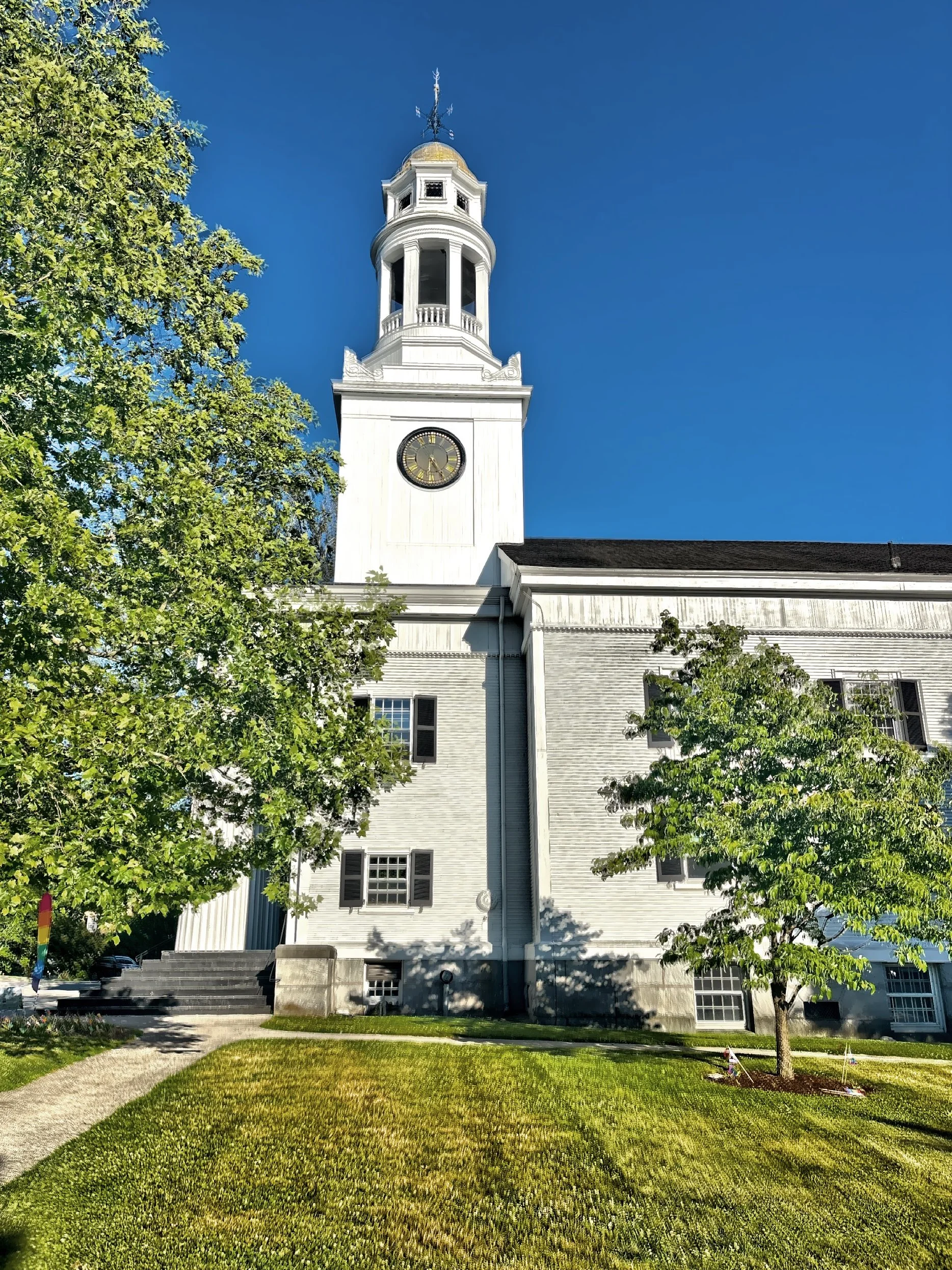  The First Parish Unitarian Universalist Church played a significant role in American history, hosting meetings of the Provincial Congress in 1774 and 1775. This meetinghouse was completed in 1901 after the original building was destroyed by fire. 