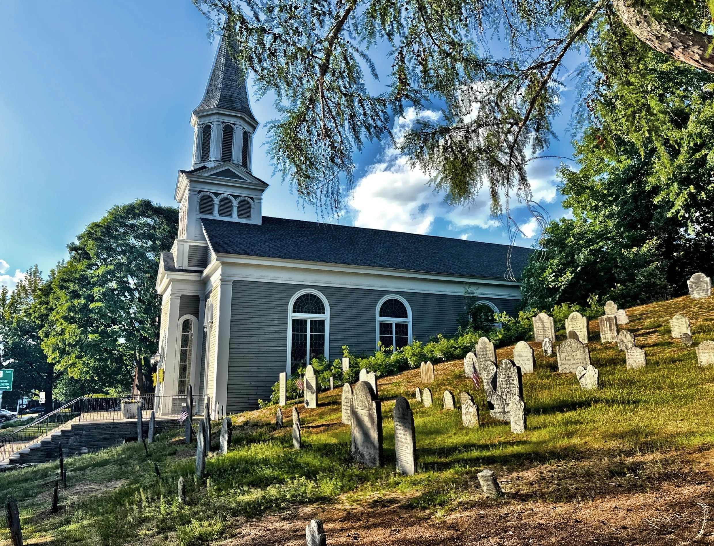  St Bernard’s Church situated next to the Old Hill Burying Ground, the town’s oldest, established in 1635, and contains the graves of about 50 Revolutionary War veterans. 