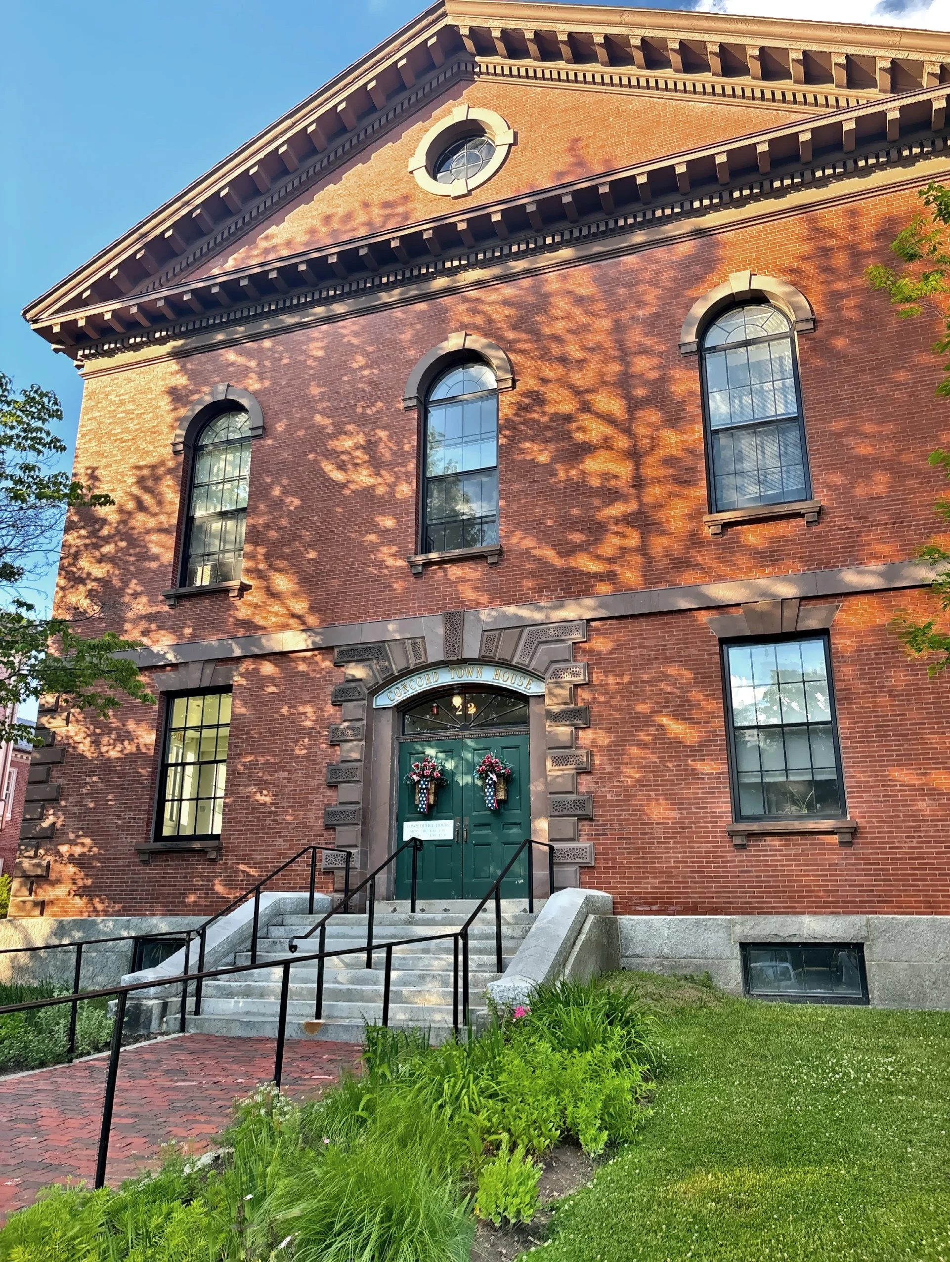  The Concord Town House was constructed between 1850 and 1851 and quickly became an important civic and cultural center. Notable American thinkers and writers, including Henry David Thoreau and Ralph Waldo Emerson, delivered lectures within its walls