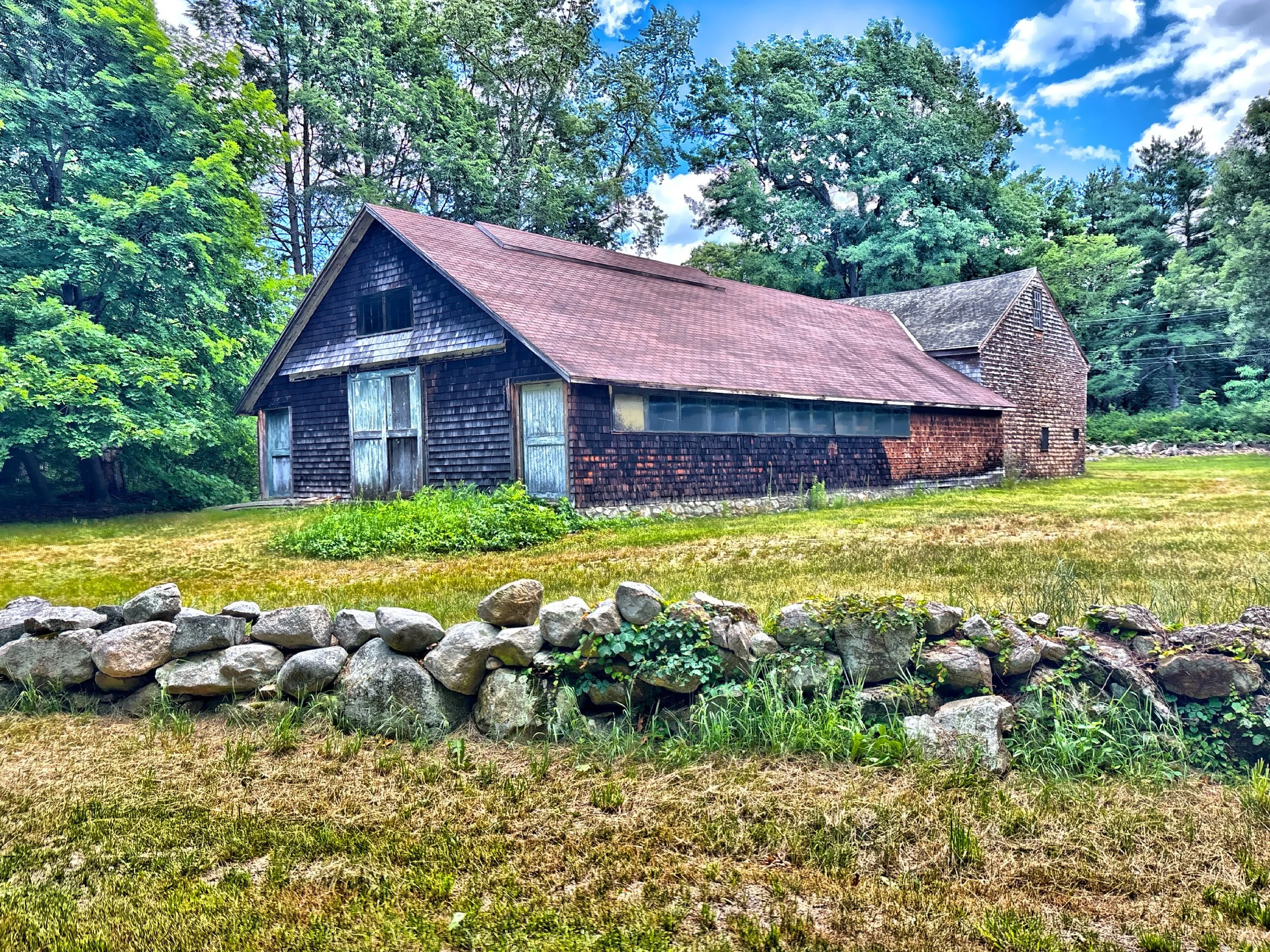  Weather-worn barn and stone walls located along the Battle Road Trail. 