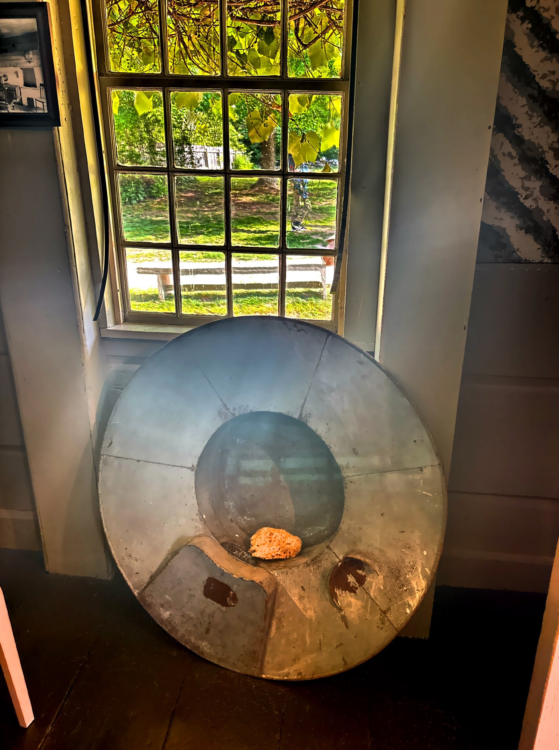  A tin bathing basin in the kitchen 