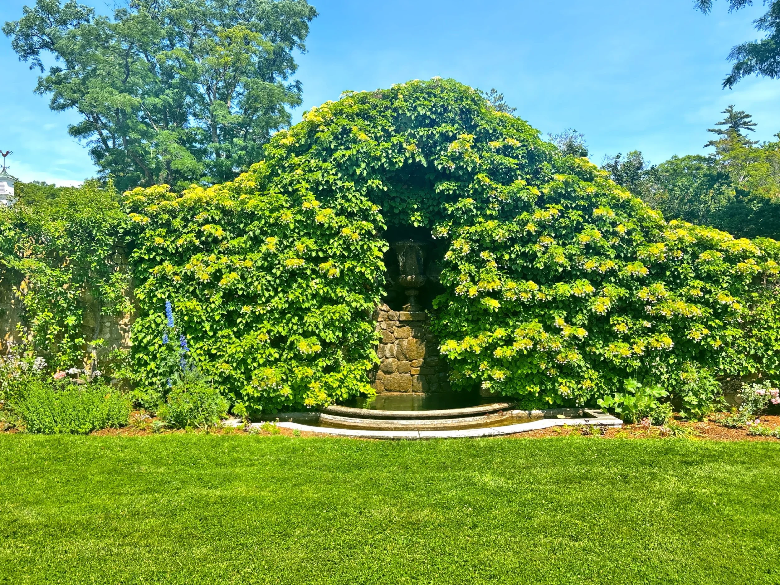  Construction of the gardens, surrounded by formal stone walls, began in 1909. 