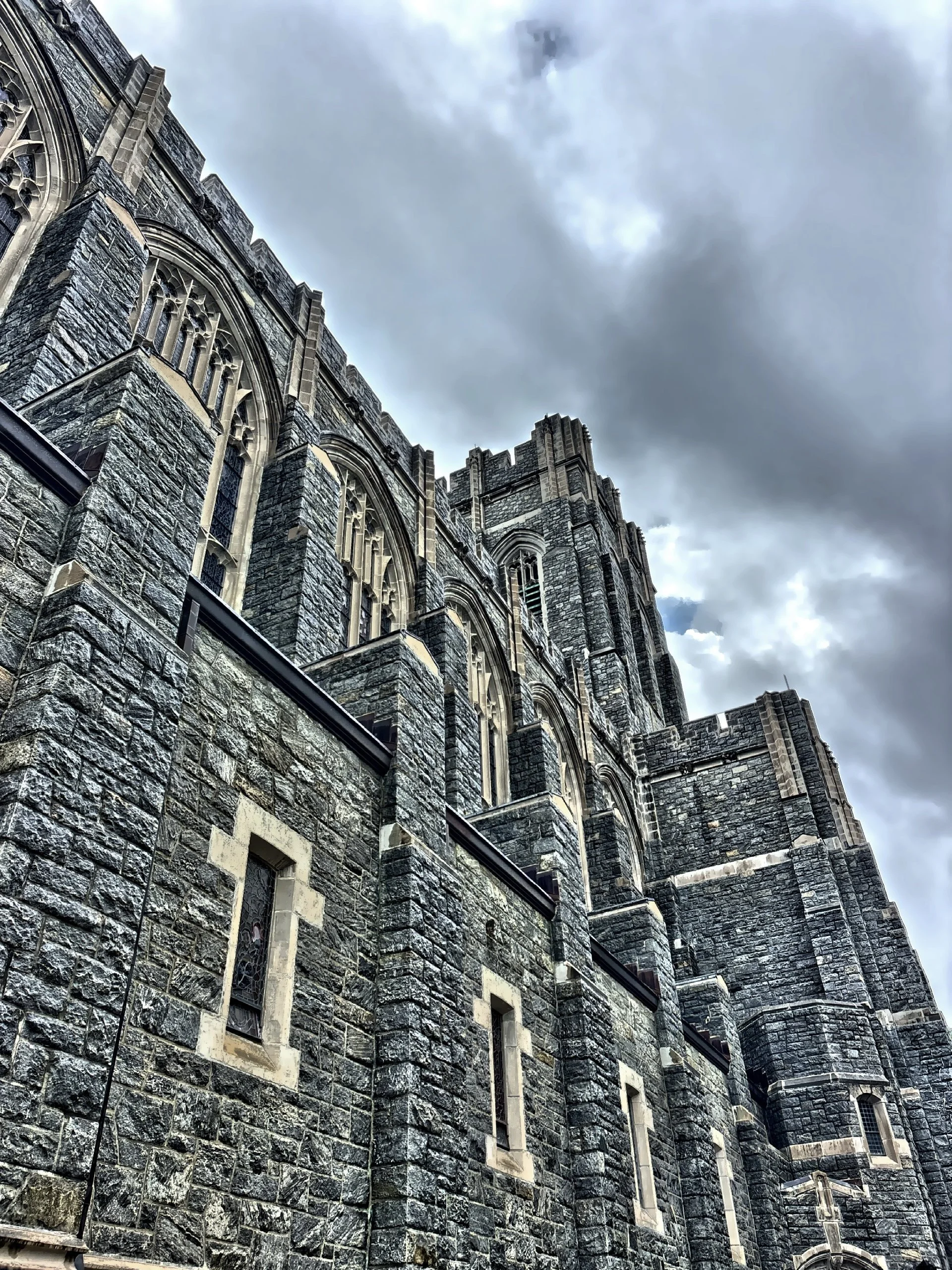  The Chapel was designed by Bertram Goodhue using native local granite, featuring soaring arches, a cruciform floor plan, and striking military-themed stonework. 