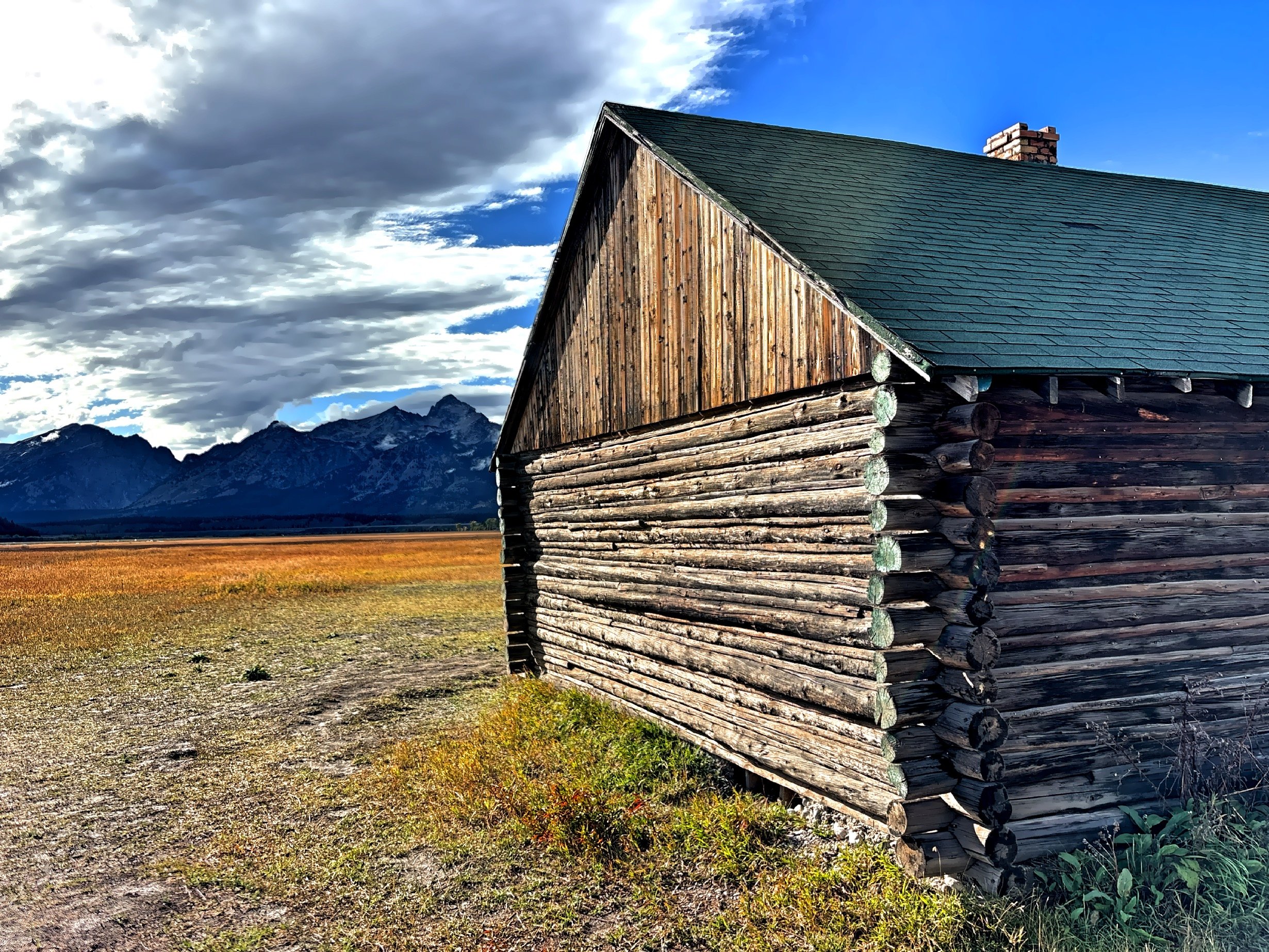  Mormon Row preserves evidence of how settlers adapted to the region's climate, geography, and limited resources. 