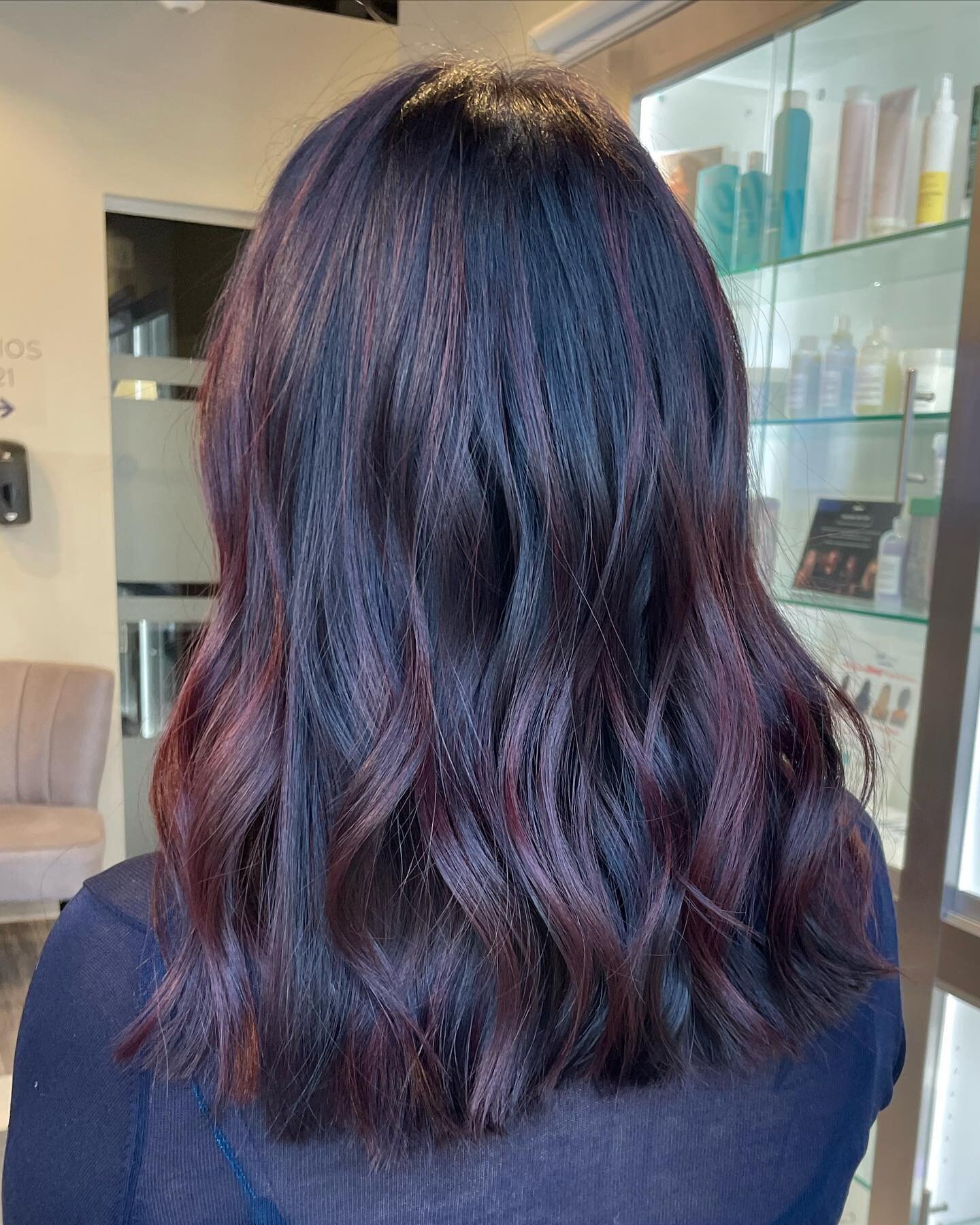 Burgundy Merlot 🍷

⚡️Partial balayage 
⚡️glossed with 3vv 5rrv 6nv 

Check your email for my holiday promo!! If it&rsquo;s not in your inbox, check your spam. If it&rsquo;s not in your spam, DM me ☺️🎄