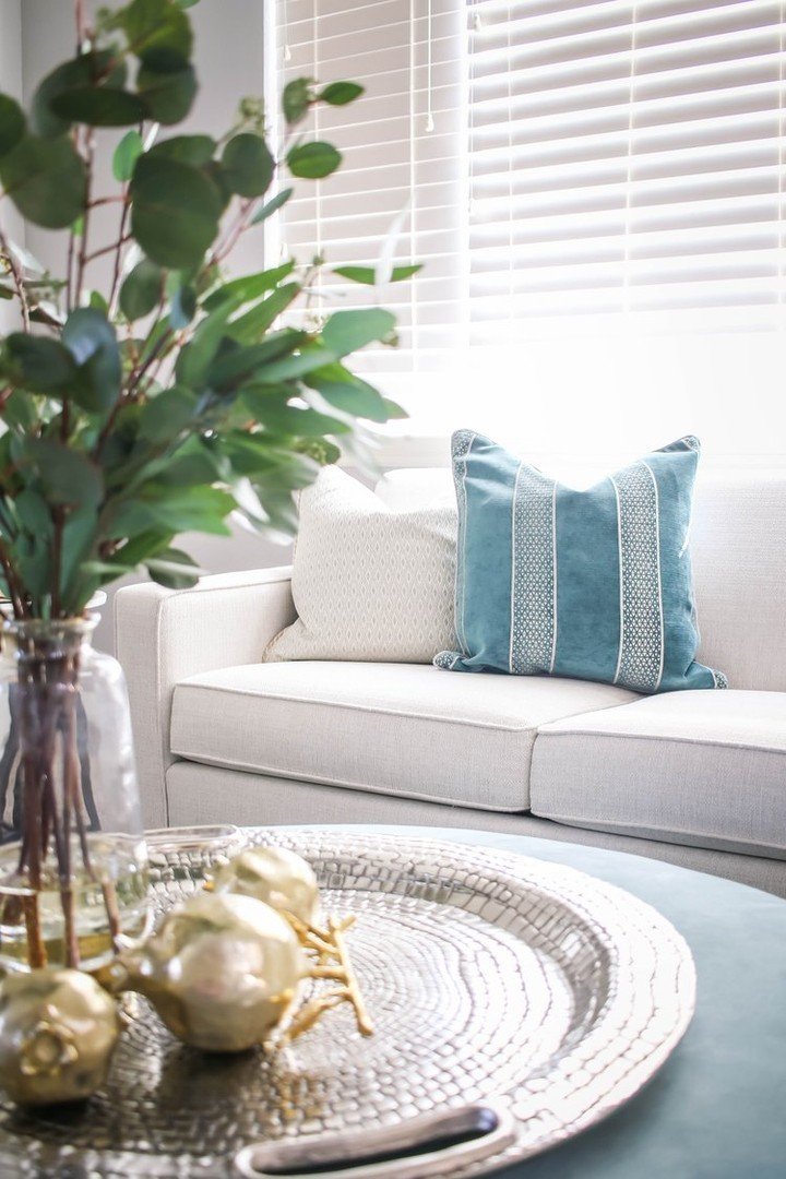 Here's a little eye candy for you this morning!

Design: @design.by.stanna

#blue #white #gold #cozy #ethanallen #furniture #elegant #classy #dreamy #pattern #decor #popofgold