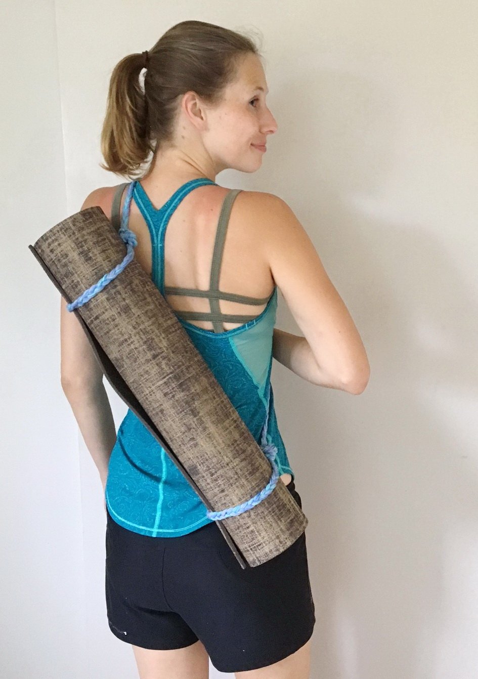 DIY Macrame Yoga Mat Strap - how to make macrame yoga matt holder 