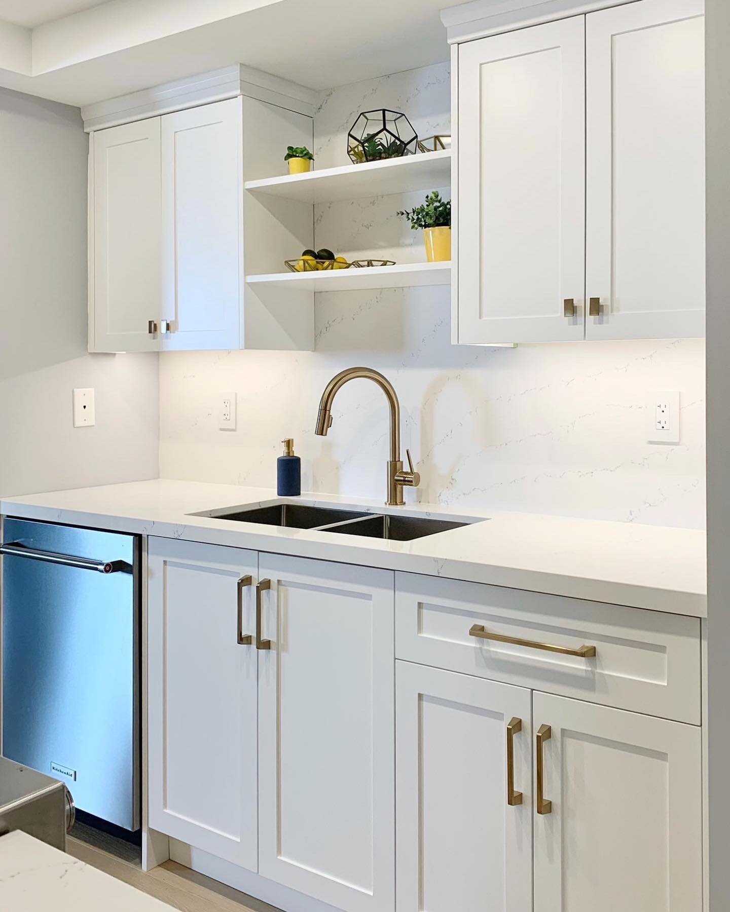 Featuring all time classic but modern shaker door style. This is a small kitchen that checks all the boxes for an aesthetically pleasing and functional design 💯 

☑️90 degree CNC cut doors 
☑️Gold hardware w/ matching faucet
☑️Knobs
☑️Decorative she