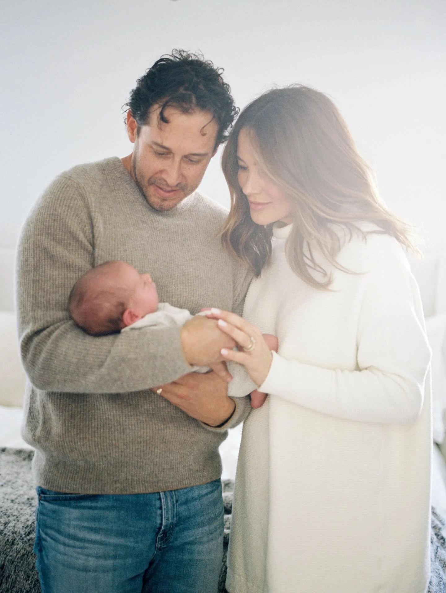 I am blessed to be invited for moments like this, it all happens super fast like they all tell you. 

I love weddings as you know already but I also love family portraits as well 💓 

Washington mamas if you have thought about getting photos done wit