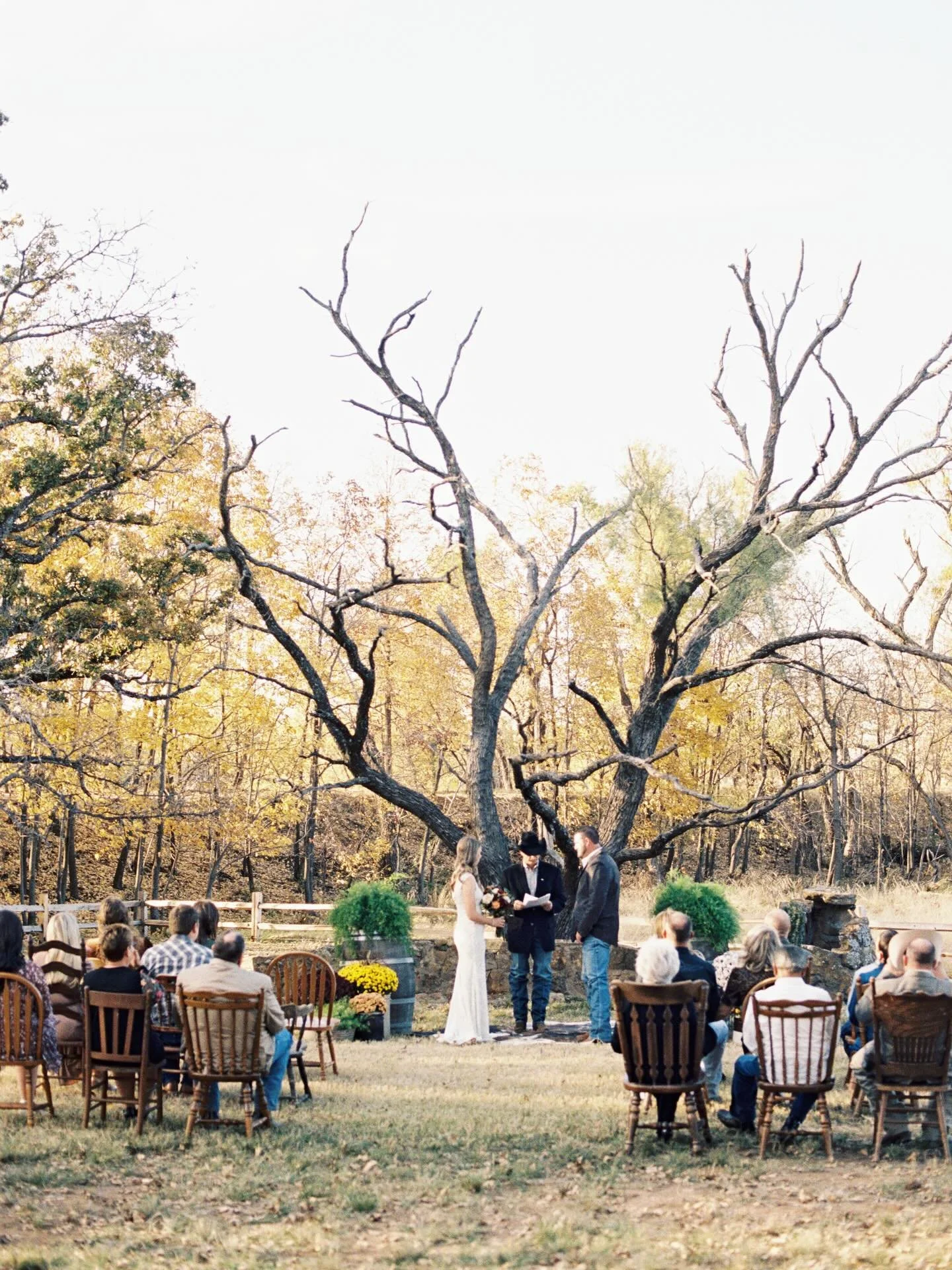 Every bit of this day was sweet and personal. Grateful for the memories and families who gathered for them 🫶🏽 swipe to see Great Grandmas beautiful plates and hung suit jackets on tree branches 😍

Headed to another small wedding tomorrow at a priv