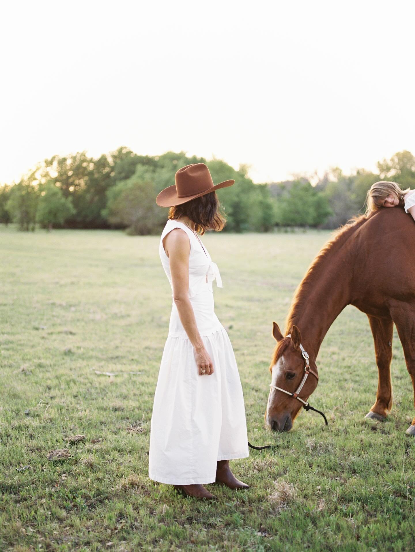 It is so easy to get wrapped in all the internal thoughts of getting photos taken. But when you can truly let go, it&rsquo;s freeing. 

See for yourself, thank you for trusting me fully 🤍

#family #sunset #carefree #film #horses