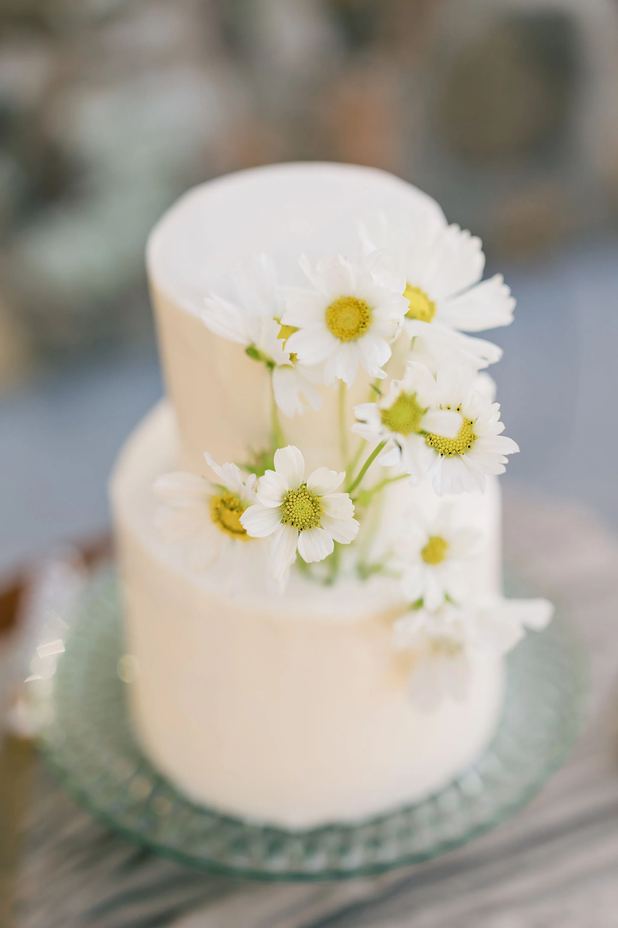 Minimalist and elegant daisy wedding cake