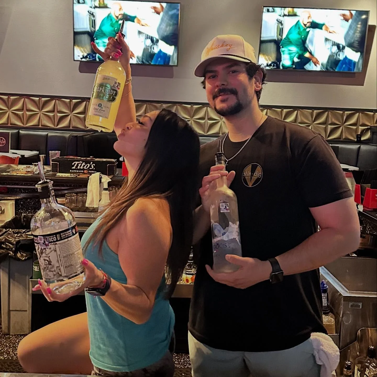 Sunday Night with Daniel &amp; Shania! 🥂 
Come end the weekend the right way with us here at the Dig ✨ #Shindig #SundayFunday