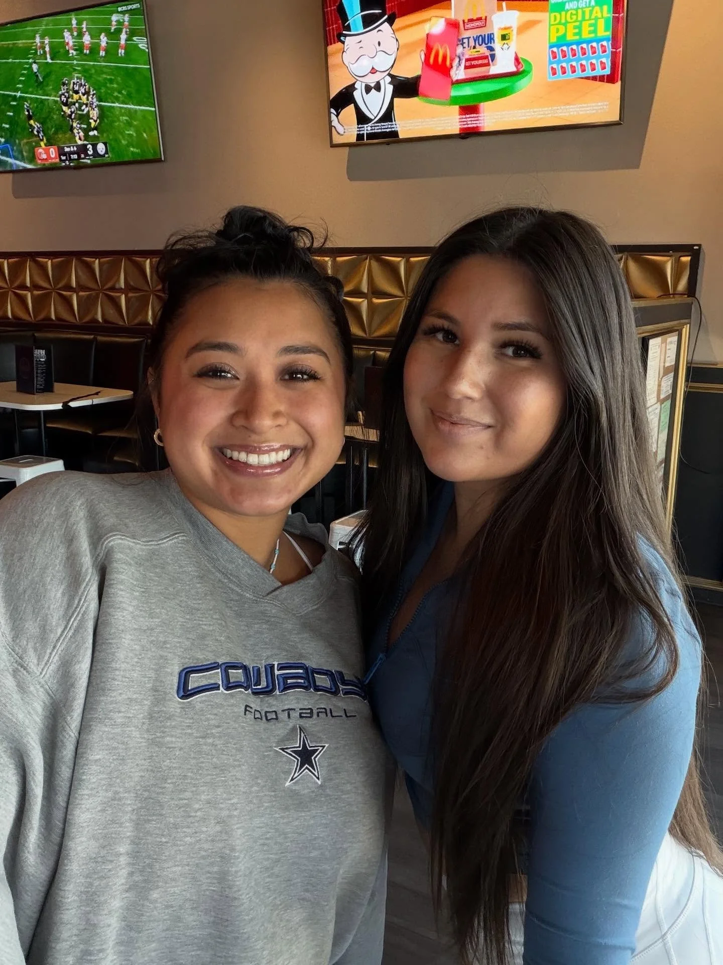 Sunday Funday at Shindig 🥂🐘
Hanging with Amy and Amanda 🍑🍑🍑 all day long!

🏈 Cowboys vs. Chargers at Noon
🍽️ Scratch kitchen
🍹 Good drinks
👯&zwj;♀️ Even better company

What more could you need? Cheers to Sunday done right!

#SundayFunday #S