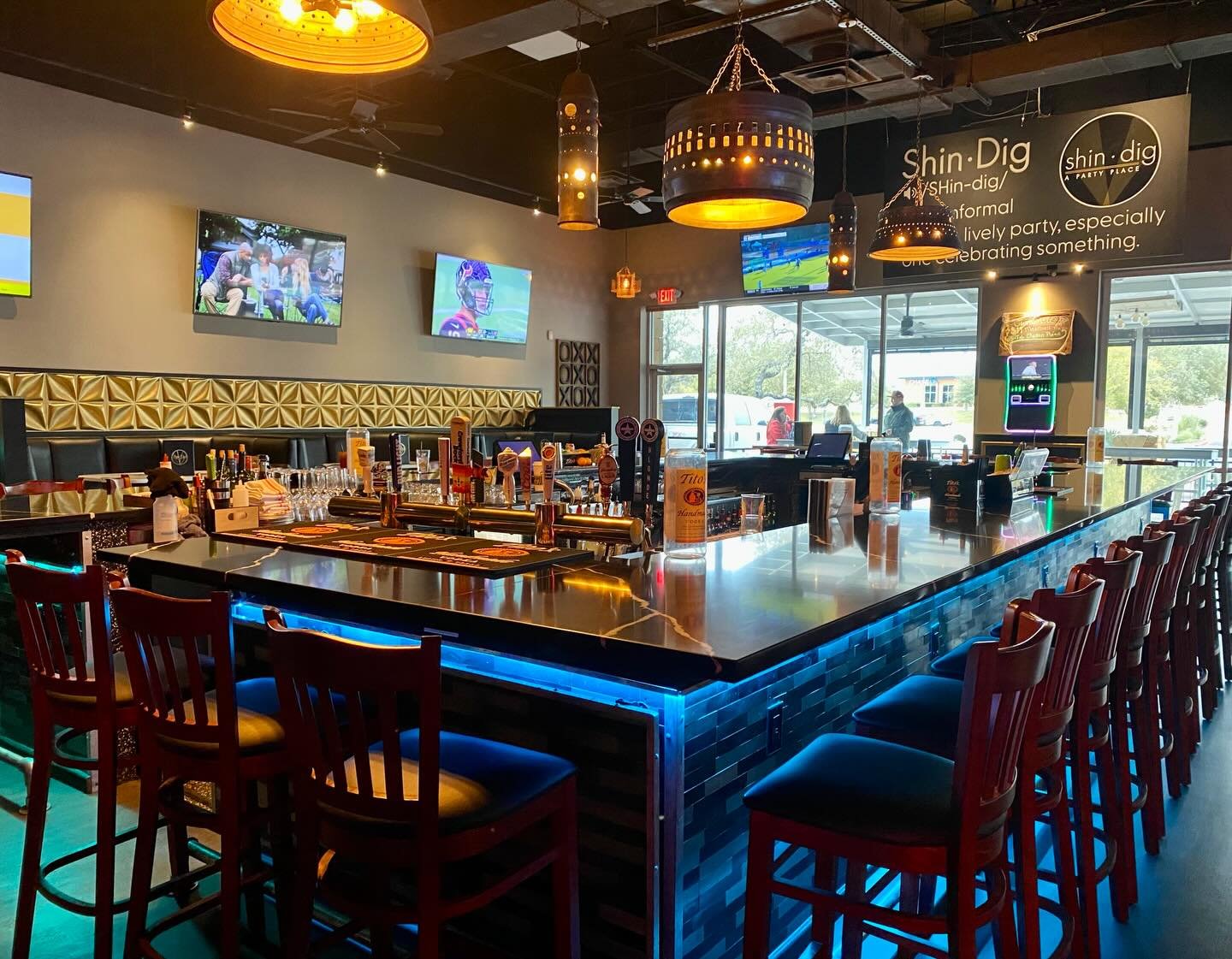 Your favorite neighborhood bar is just around the corner.
Good drinks, a scratch kitchen, and friendly faces waiting for you. 📍Shin&bull;Dig

#NeighborhoodBar #ScratchKitchen #GoodDrinks #ShindigSa