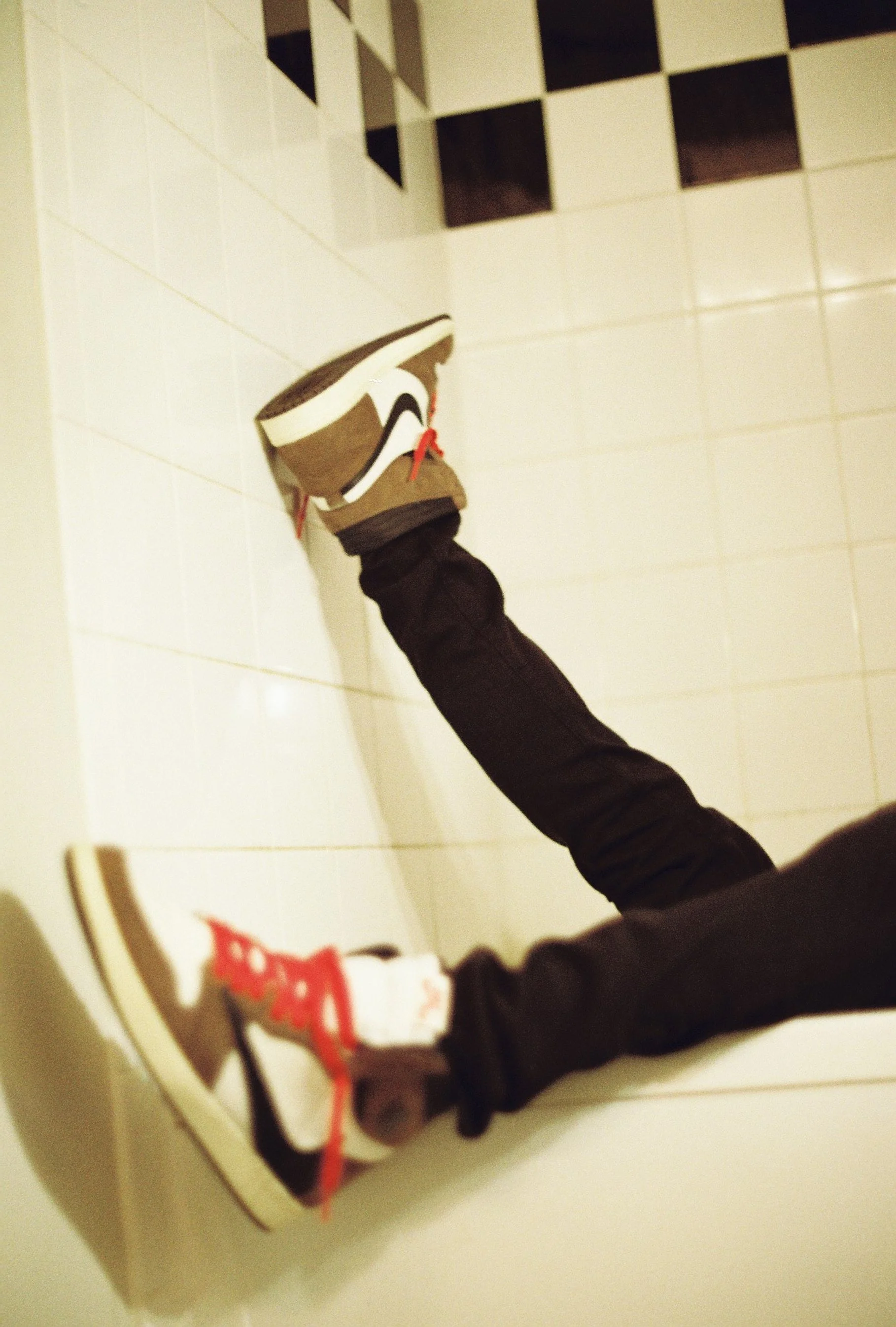 051120001473-R1-061-29 2.JPG