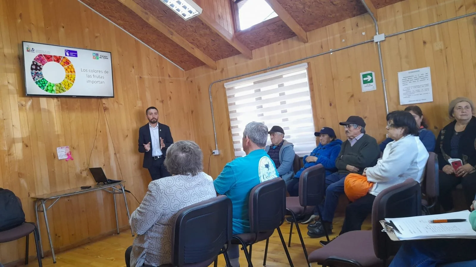 Dr. Carlos Márquez realizó Taller de Hábitos para un Envejecimiento Activo en Centro Diurno de Curaco de Vélez