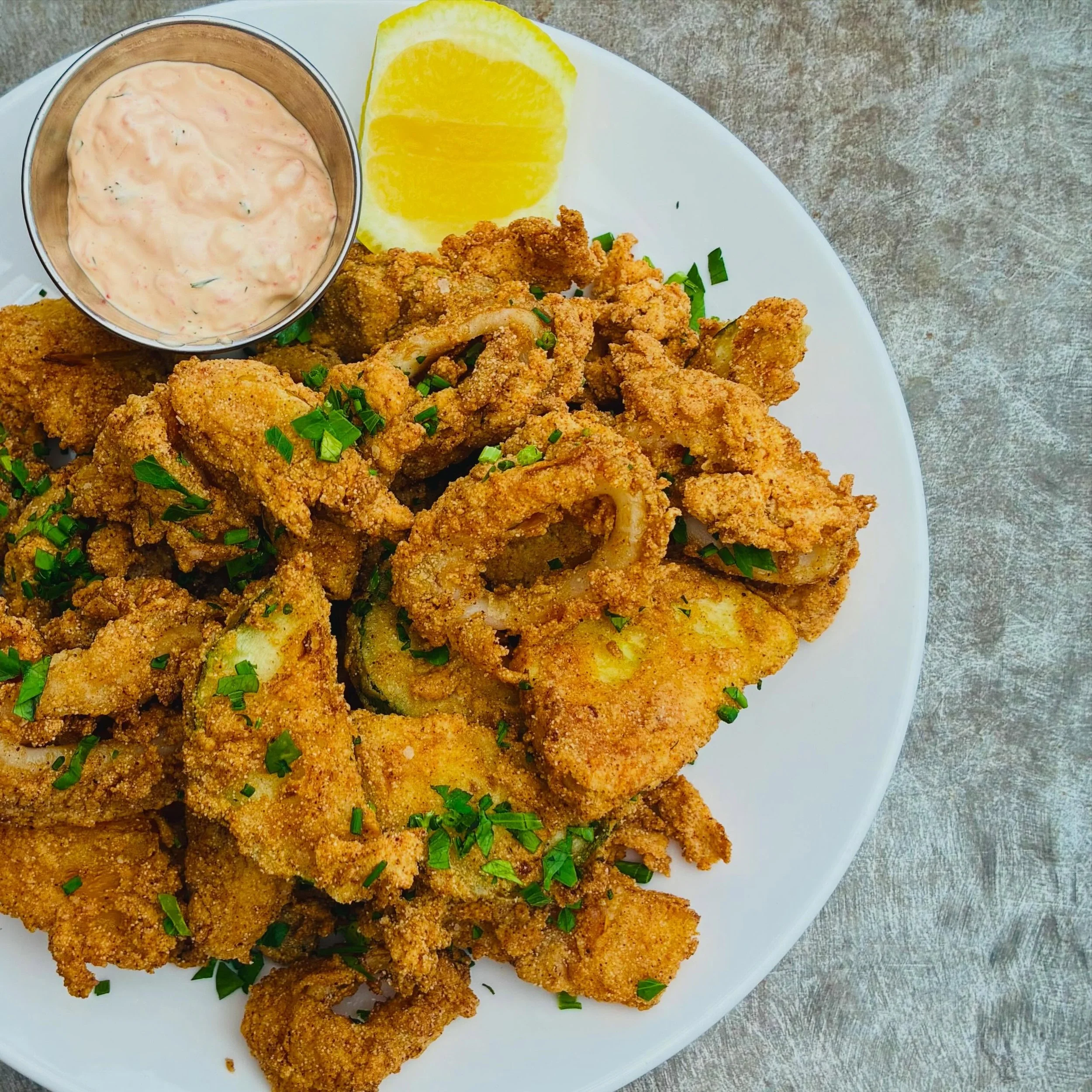 When life gives you lemons&hellip; squeeze them over fritto misto 🍋✨

Lightly fried calamari, courgettes, and peppers, paired with a delicious remoulade for the perfect crispy-meets-creamy bite.

If your evening plans are still undecided, consider t