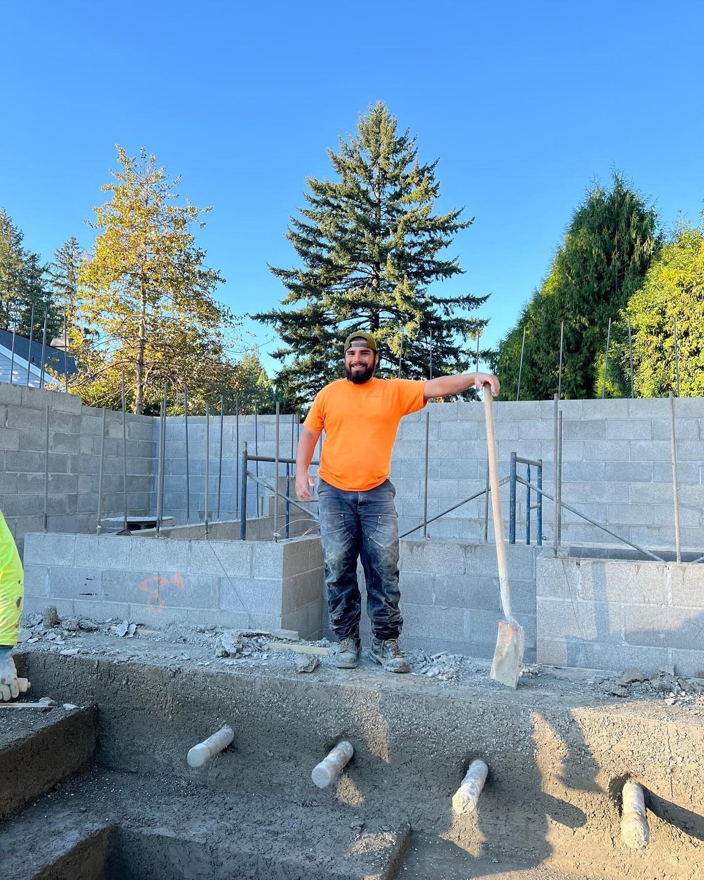 Shotcrete day for the spa at one of our residential projects. Pictured here is Freddy, a long-term, top-notch team member and a demo, shotcrete, and plaster specialist. 

Shout out to Jackson Elsasser for the images of today's work!

#AndersonPoolwor