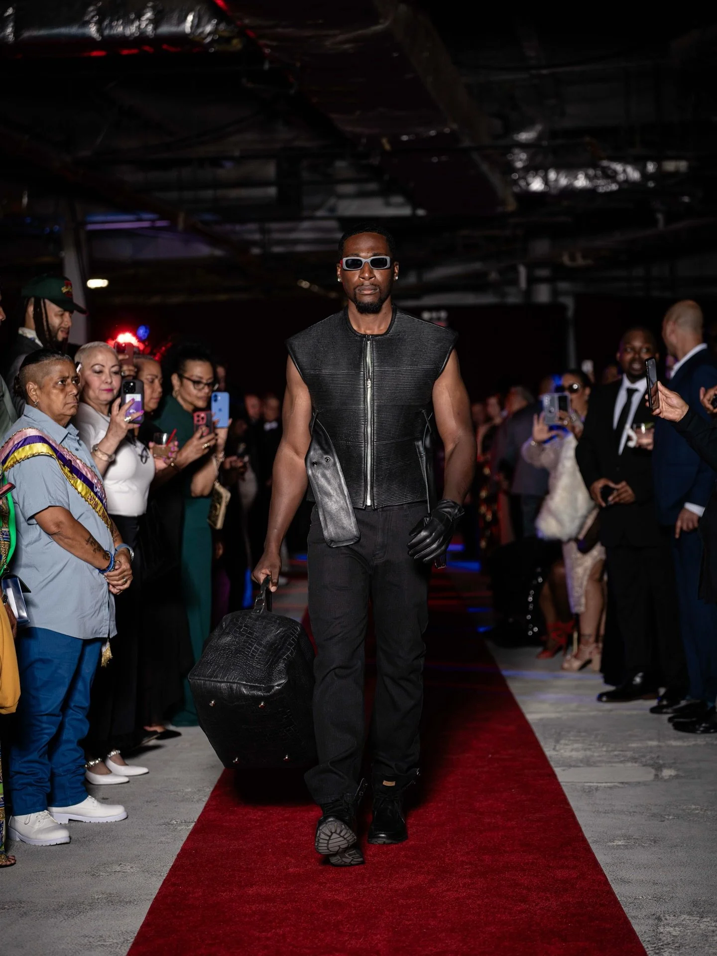 MEN IN NYFW 🖤

When we talk about NYFW, men weren&rsquo;t just on the sidelines they helped shape the culture.

👔 1940s&ndash;60s: Male editors, buyers, and photographers amplified American designers when NYFW (then Press Week) was born during WWII