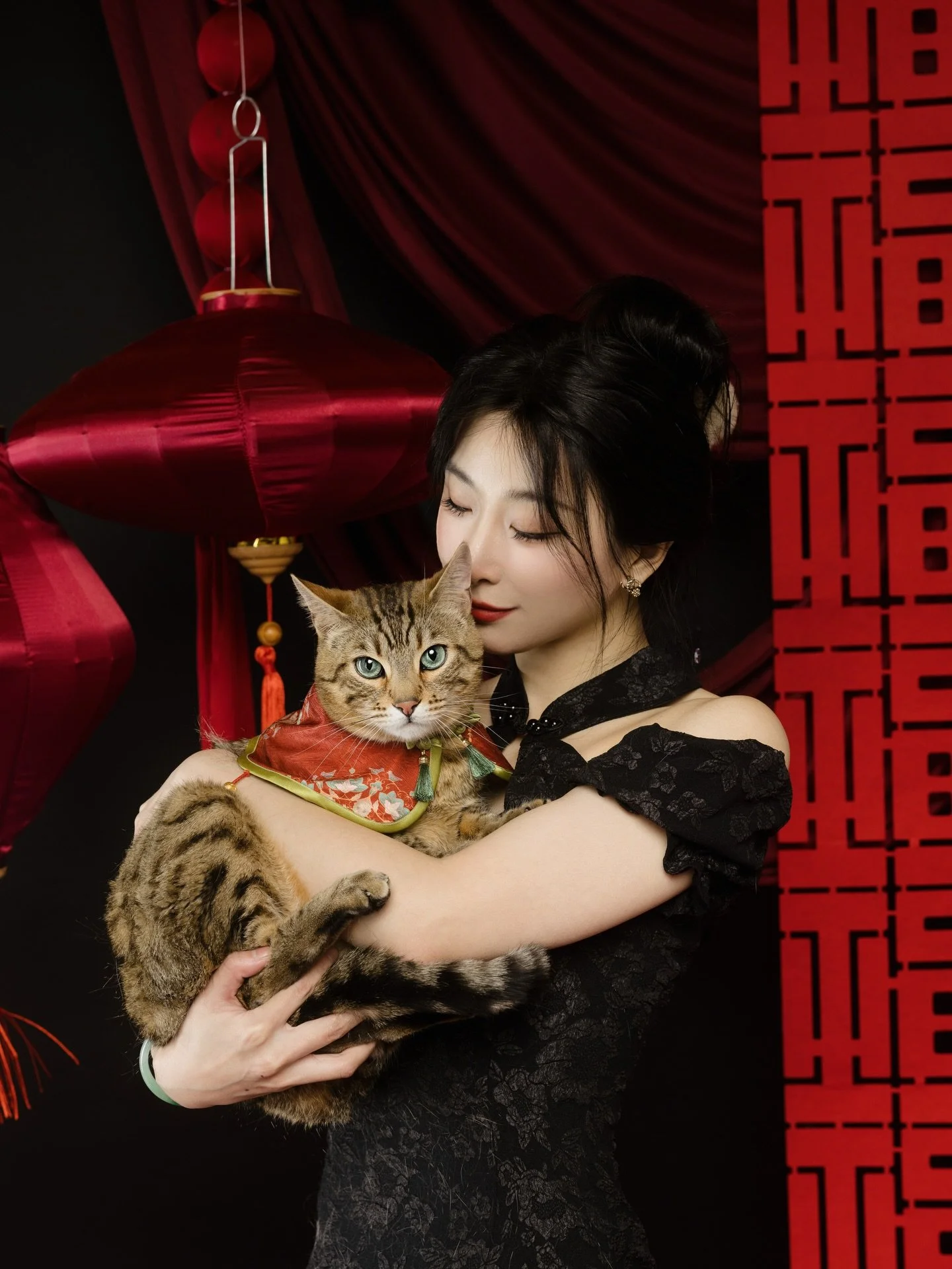 Love this modern and sophisticated look for this year. Rambo, Tuantuan and their mama looks absolutely stunning in these photos. ❤️

#CatPhotography #TorontoPets #CNYPhotoshoot #CatMom