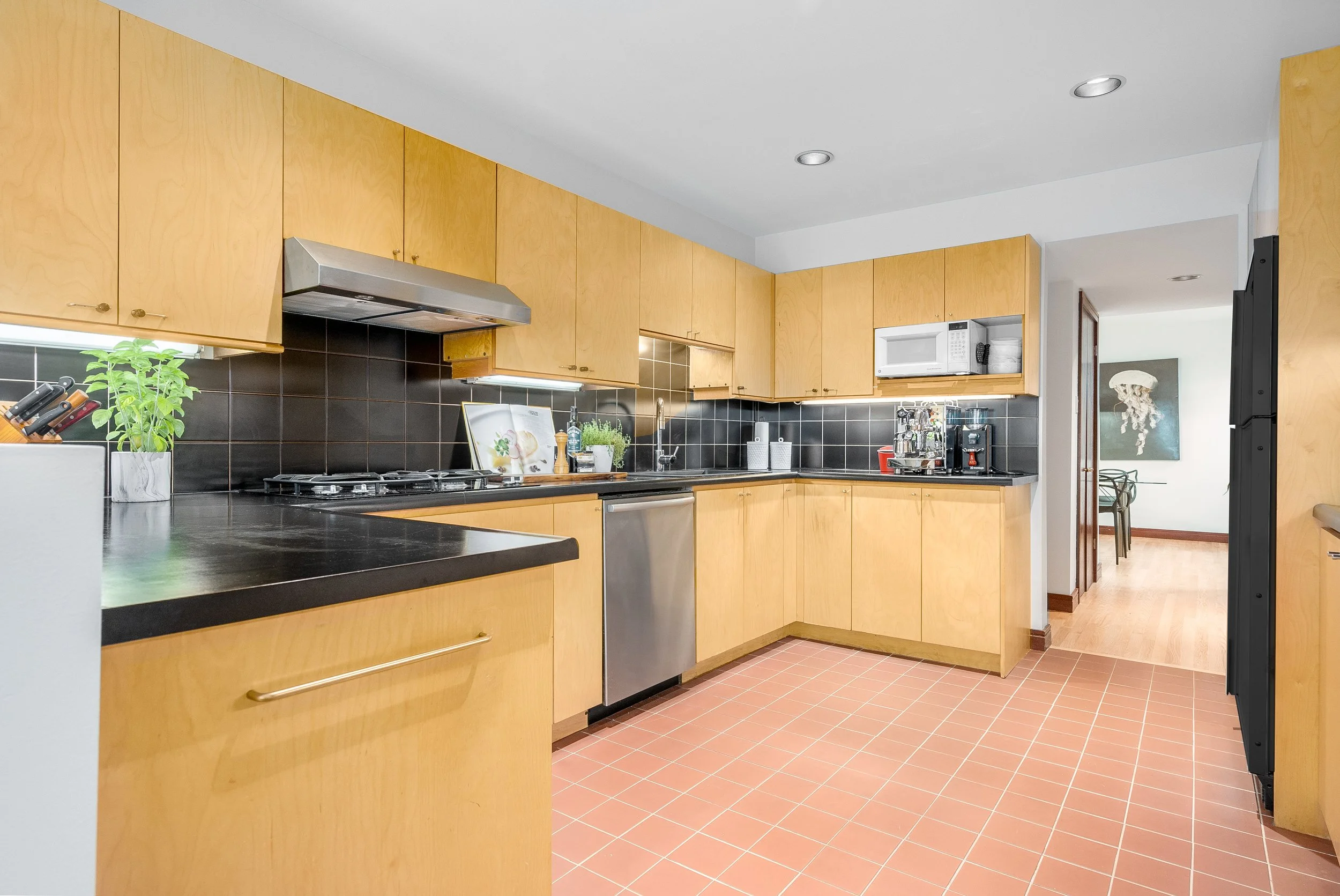 102_queensbury_ave-6.jpg