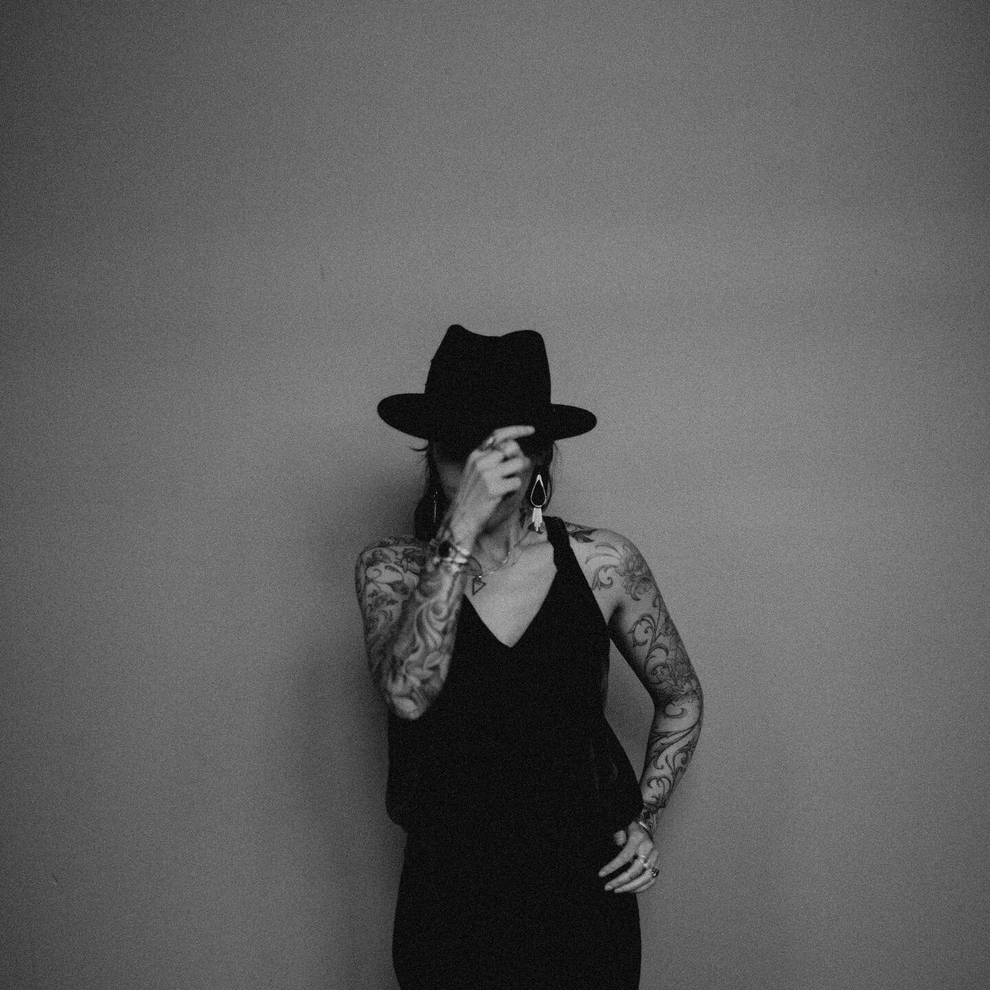 Very honored and excited to announce that I will be reading @psychicsister Sunday May 29th from 12:30 to 5:30pm 

Sign up for appointments via the link in my bio 🖤✨