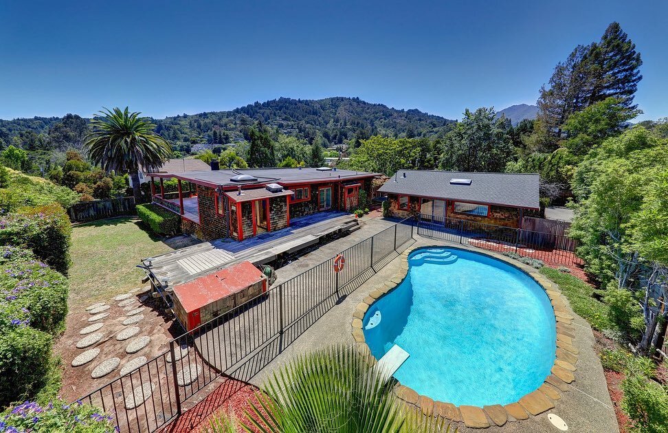 Close to Equator Coffee, Picco, Perry&rsquo;s, chic shops and award winning schools, plus an ideal commute location,10 Palm Avenue is full of wonderful possibilities&hellip; Bring your imagination and your contractor in order to create your own extra