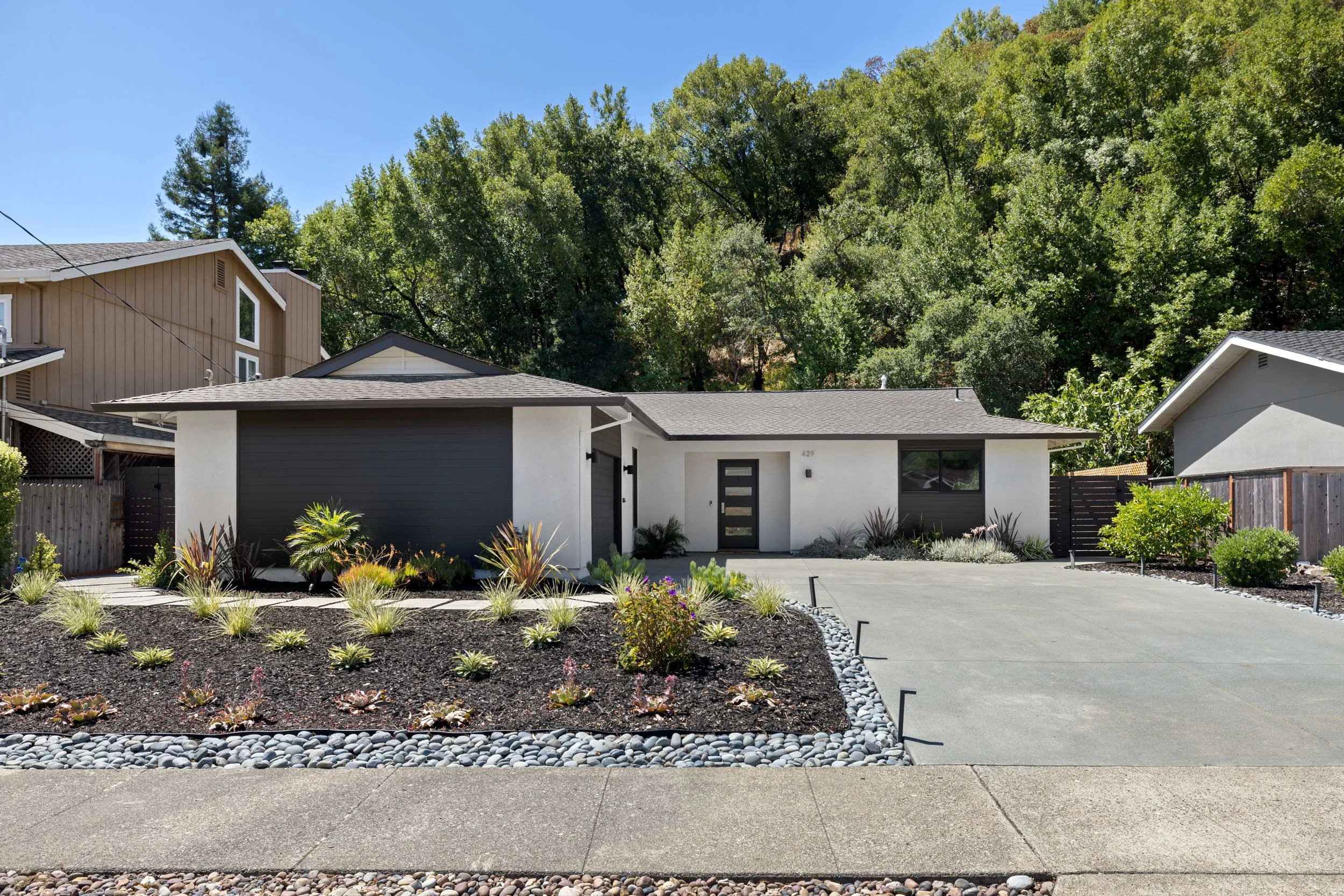 429 Blackstone 01 small.jpg