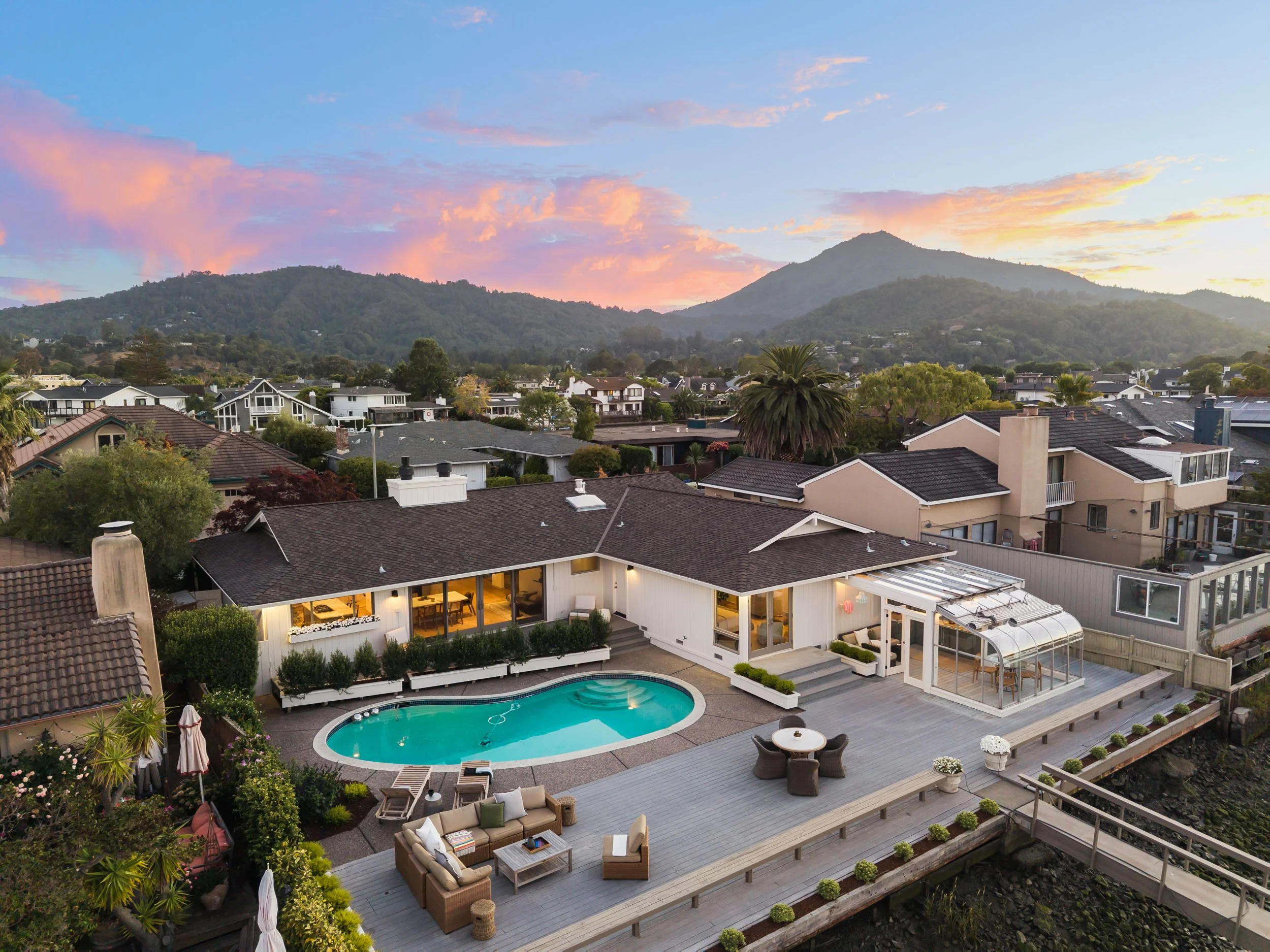 334 Riviera Circle twilight 03 small.jpg