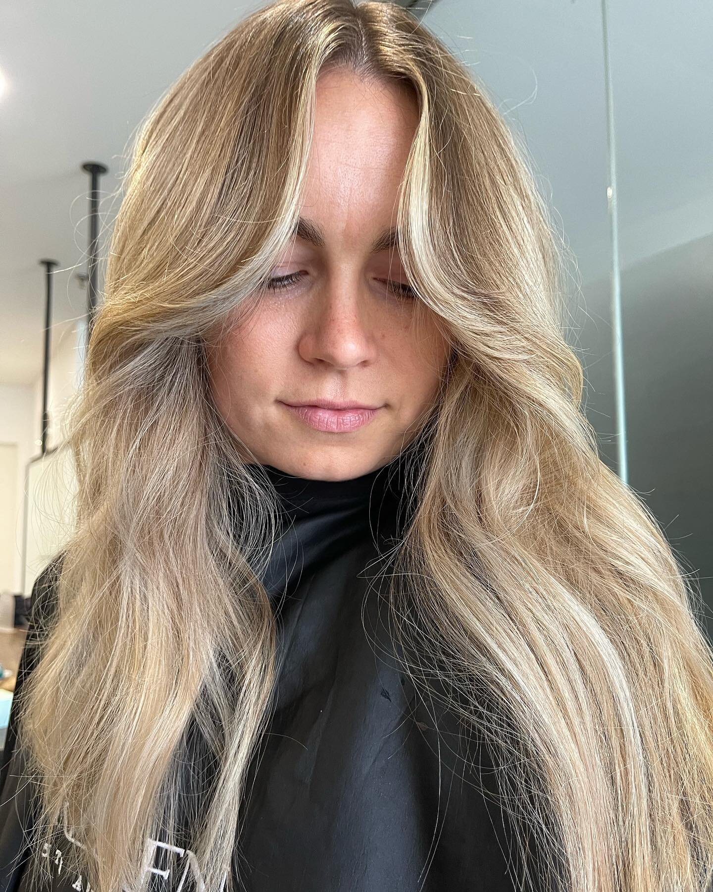 Our girl is back and she&rsquo;s &ldquo;bang&rdquo;ing 😍😍 

By Kiah 🤎

#zephyrhairco #zephyrlights #hairsalon #kiama #blonde #brunette #weddings #longhair #salonselfie #wollongong #southcoast #colourspecialist #coastal #haven #sanctuary #blondespe