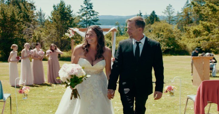 🎉short version of the film I made for my friend&rsquo;s wedding!

This is the first time I filmed and edited a wedding video so I learned so much making this!

The wedding was absolutely incredible y&rsquo;all. Beautiful locations, good weather, del