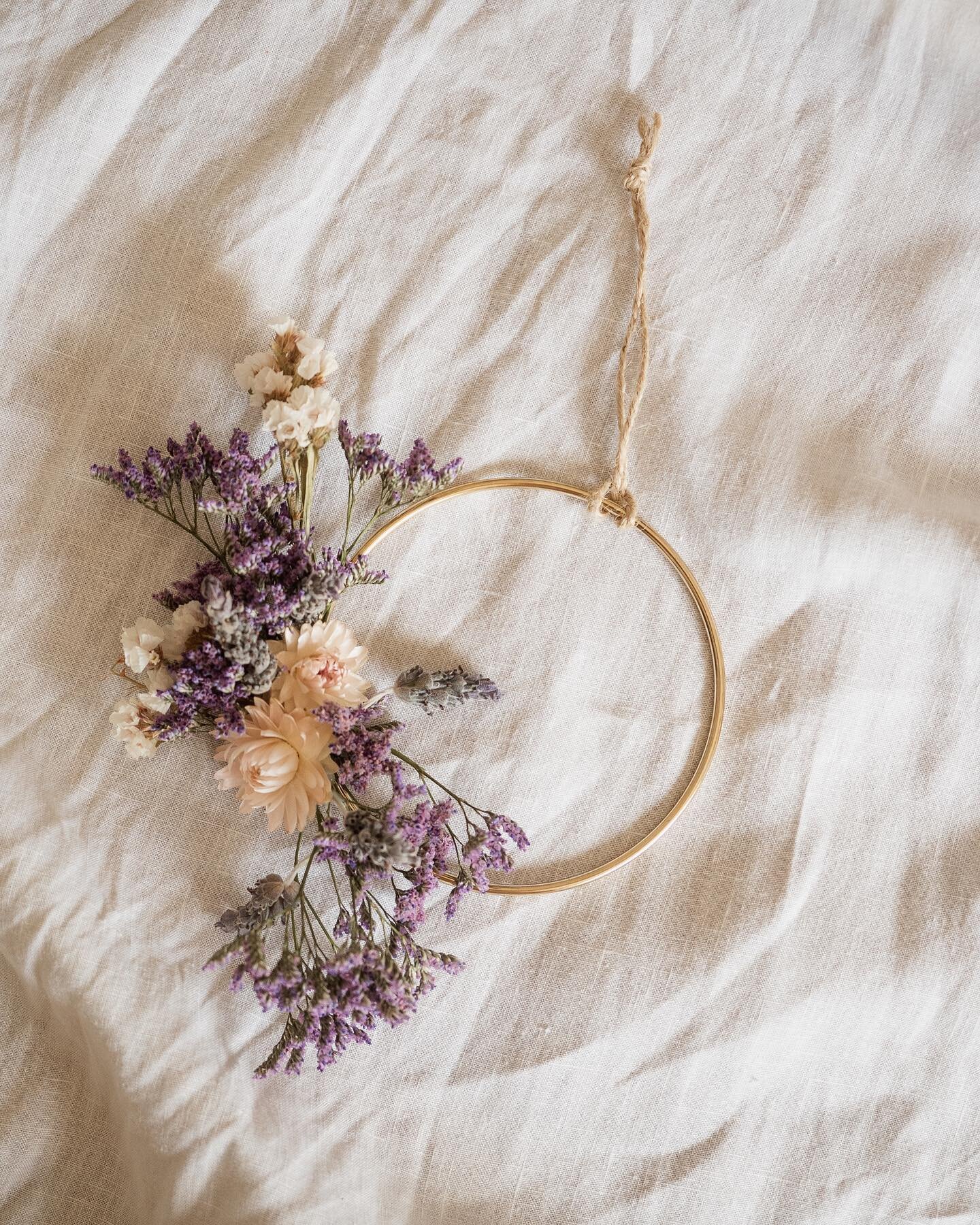 First New Moon of 2022 (Capricorn) 🌙 

It feels amazing to let go of the past year and start fresh with a new moon, new intentions and manifesting big things for the year ahead.

Big love 🤍
&bull;
&bull;
&bull;
#newmoon#driedflowers#driedwreath#byr