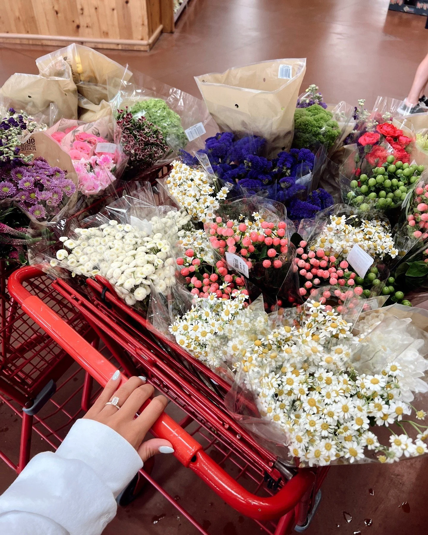 PSA: Brides, get your flowers from Trader Joe&rsquo;s 🤌🏼 ⁠
⁠
#traderjoes #weddingflowers