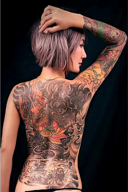Pattaya Escort Girl Bee showing off her very  intricate tattoo.