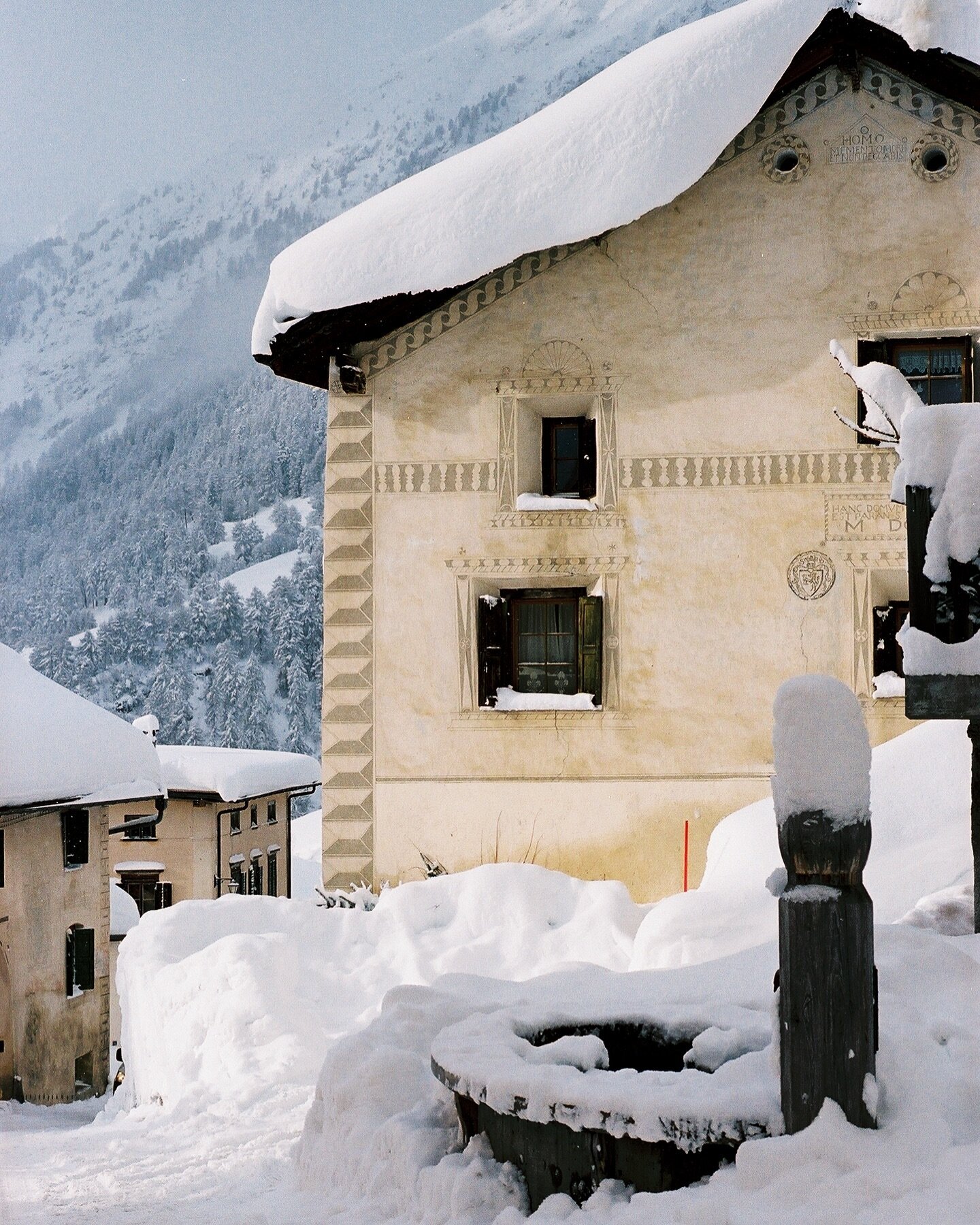 Wonderful snow and facade in Guarda, lower Engadin. 
Photo by Juliette Chr&eacute;tien from the book &bdquo;sgrafits&ldquo; 
.
.
.
#engadine #engadin #guarda #juliettechretien #sgraffito @engadinscuolzernez #switzerland @myswitzerland #mountainlife #