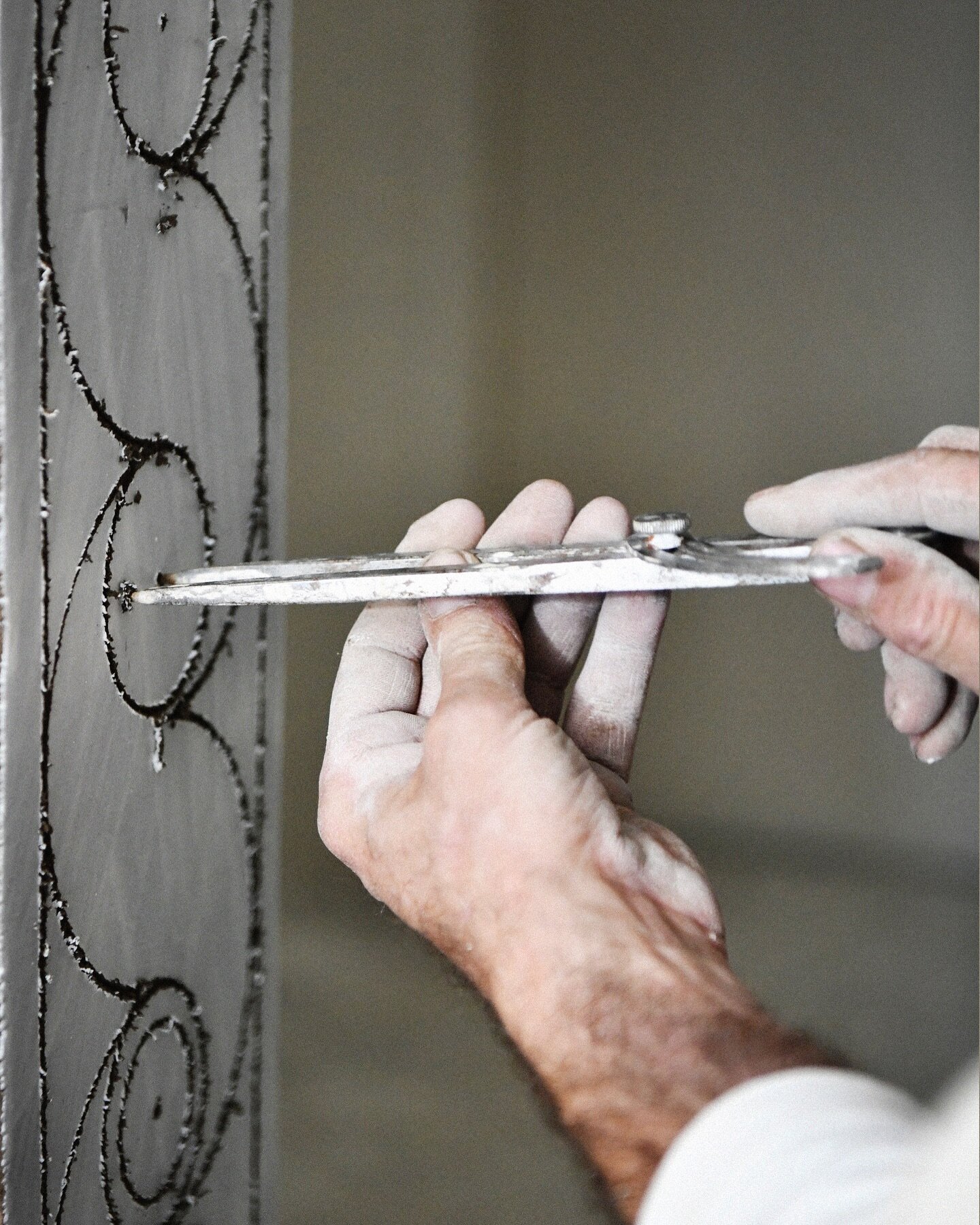 Drawing a sgraffito is scratching the limestone to reveal the mortar beneath. A simple technique that allows an infinity of creations. 
Photo by Juliette Chr&eacute;tien from the book &laquo;&nbsp;sgrafits&nbsp;&raquo;
of Jorge da Silva&rsquo;s hands