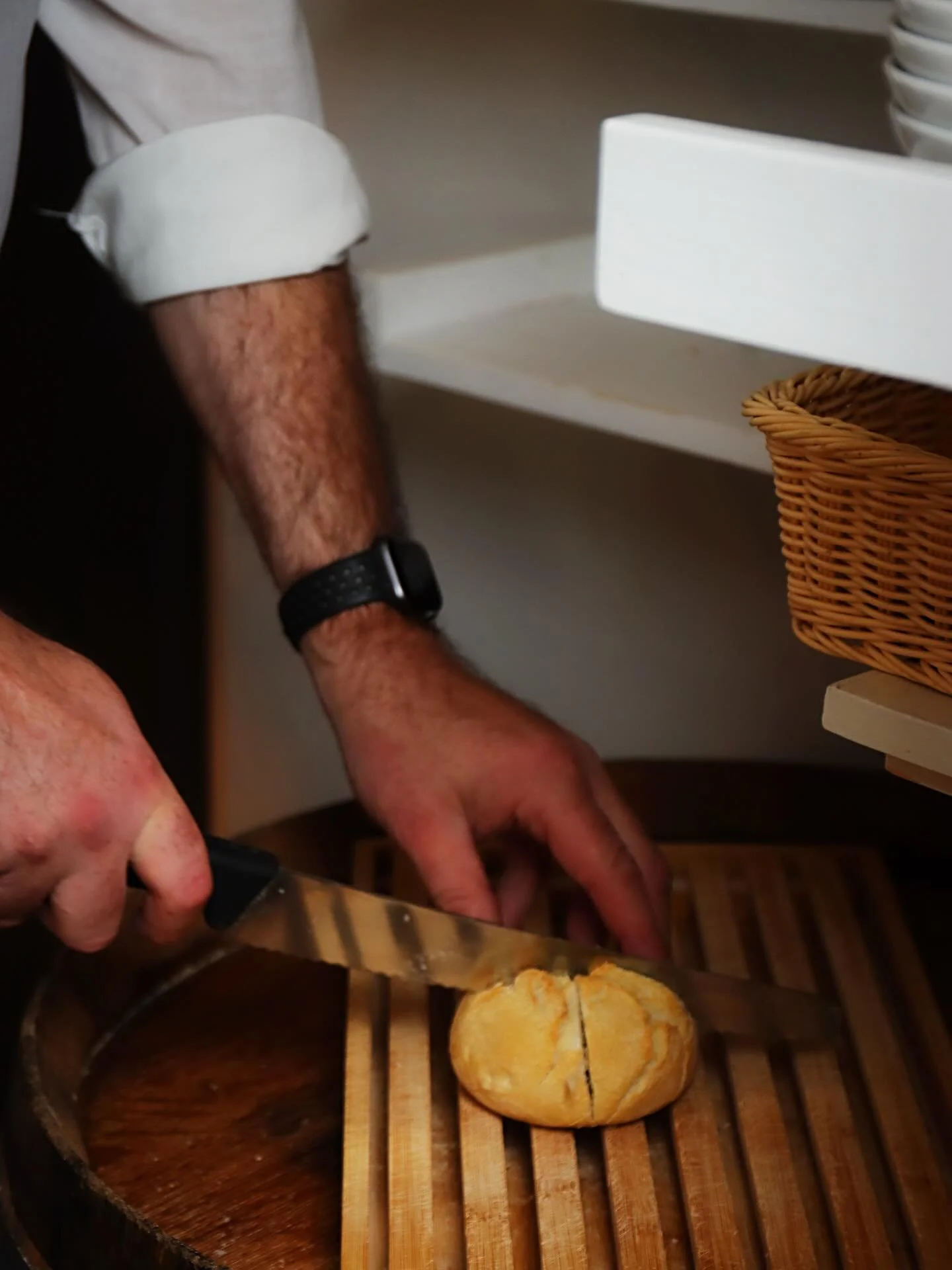 Warme broodjes!
‘Als warme broodjes over de toonbank’, of nouja ‘als warme broodjes over de pas’! Deze vers afgebakken zuurdesem tijdens de lunch of diner, heerlijk! 🥖
Reserveert u een tafeltje voor volgende week?