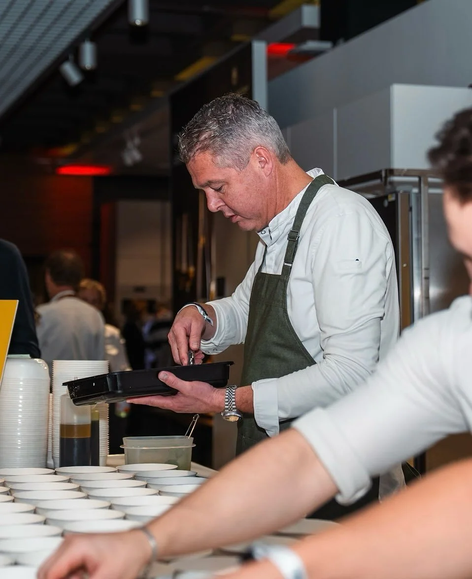 Een terugblik op 100 Chefs by Gault&Millau @gaultmillaunederland 
Op de foto bereiden Pim, Maurice en Jelle een heerlijk gerechtje met witte wilde gamba, gele curry, limoen, rijst en soja 🍋‍🟩