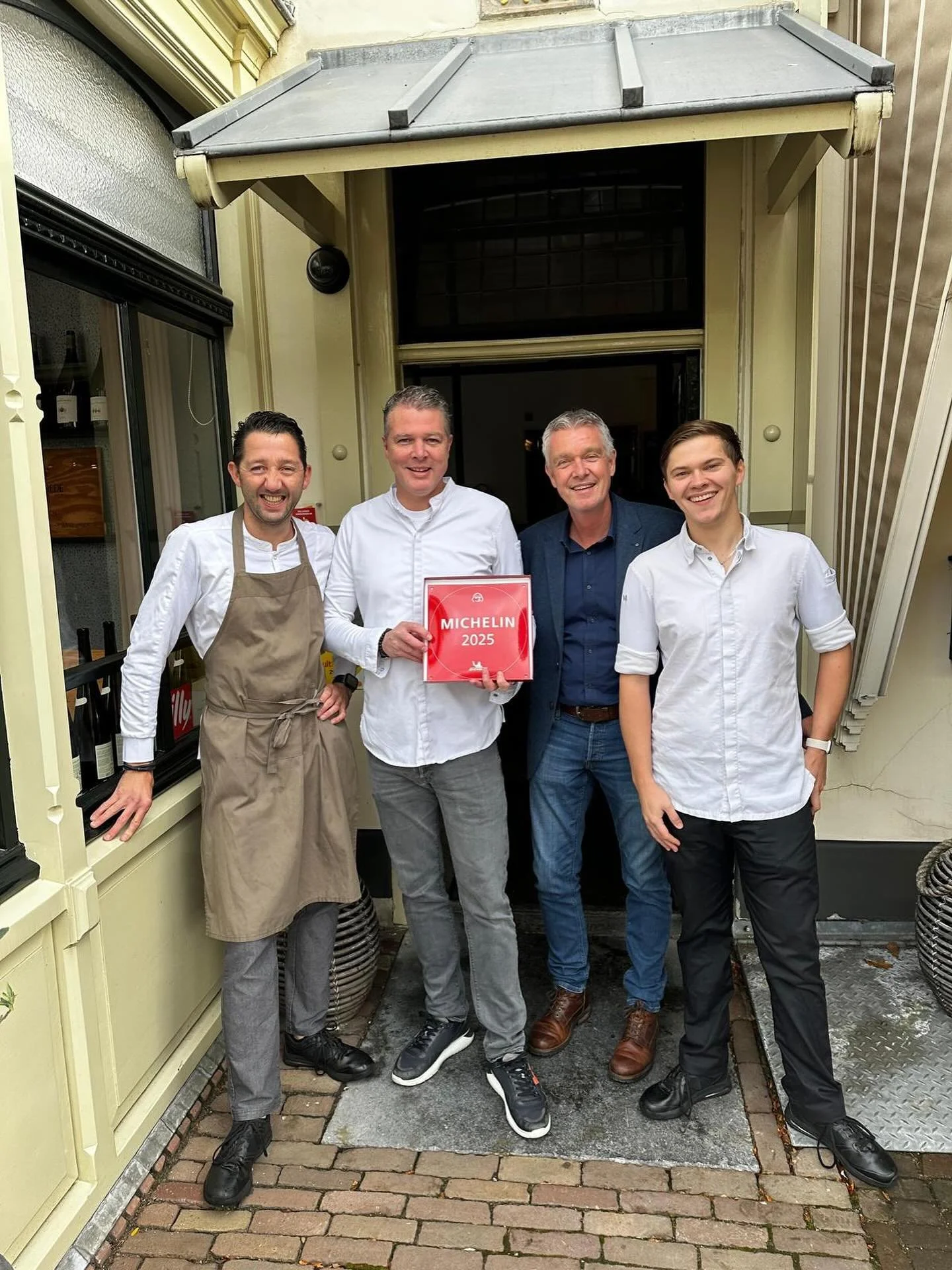 Dit is een momentje hoor! 
Ons nieuwe schild met de Bib Gourmand erop is binnen. Hij krijgt een mooi plekje naast de voordeur, waar ons vorige schildje al hing. 
#michelin #bipgourmand