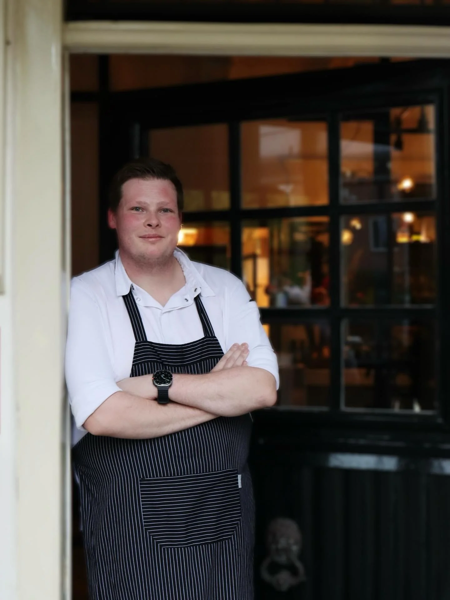Meet Alex! 🧑🏼&zwj;🍳

Alex Roording is onze getalenteerde kok in de keuken!

Vanaf jongs af aan is koken zijn passie, begonnen met het helpen van zijn moeder in de keuken. Die liefde voor het culinaire heeft hij omgezet in een carri&egrave;re, en n
