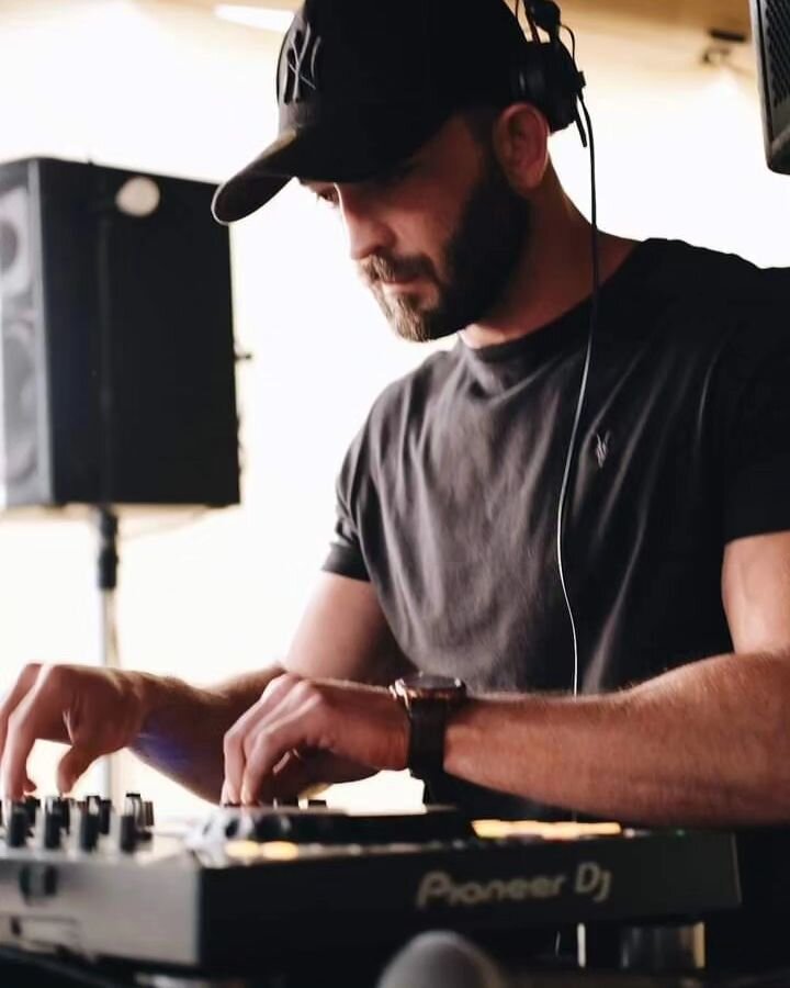 Couple of shots from @soulcircusfestival by @timothysax on the 📸

🎪🎵🧘🧘🏾

#soulcircusfestival #soulcircus #yoga #yogafestival #pioneerdj