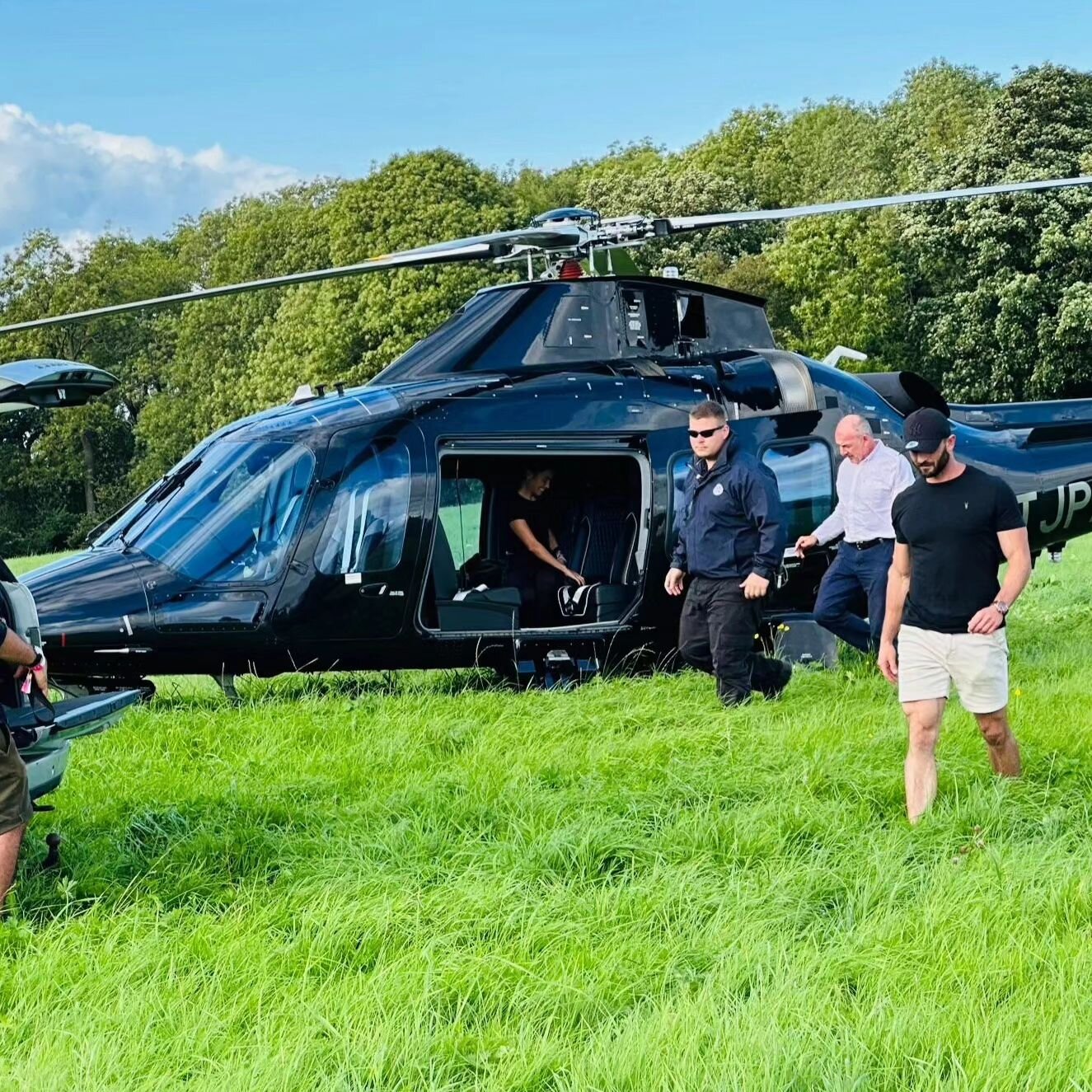 I've done a few jobs in my time, escorting 2 guests to their Helicopter was a new one for me. 

Lucky @delta_tango2 was on hand with the @eame_hill team too!

@soulcircusfestival 

🎪🚁