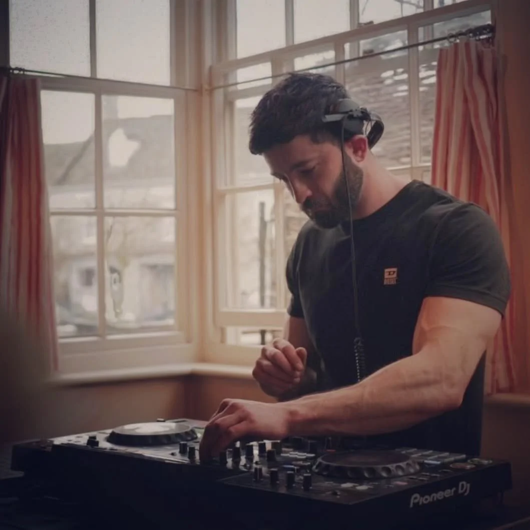 A busy Easter weekend with gigs at both @thebellcharlbury &amp; @thefoxatoddington + 2 weddings.

I have some pretty cool gigs coming up, looking forward to seeing what the rest of the year brings 

🦊🔔🎵🎧

#DJ #pioneerdj #thecotswolds