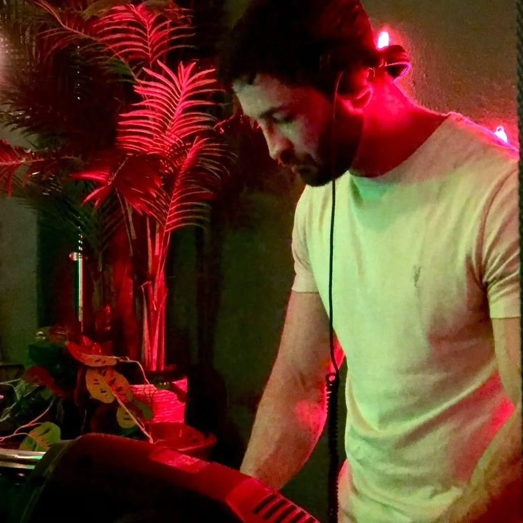 Great evening playing some tunes at @the_runway_social on Saturday, what a cracking venue! 

Played a wide selection of house and dance, from chilled to classics. 🎵🎧

📸 - @yourlifeinpicturesnow

#DJ #thecotswolds