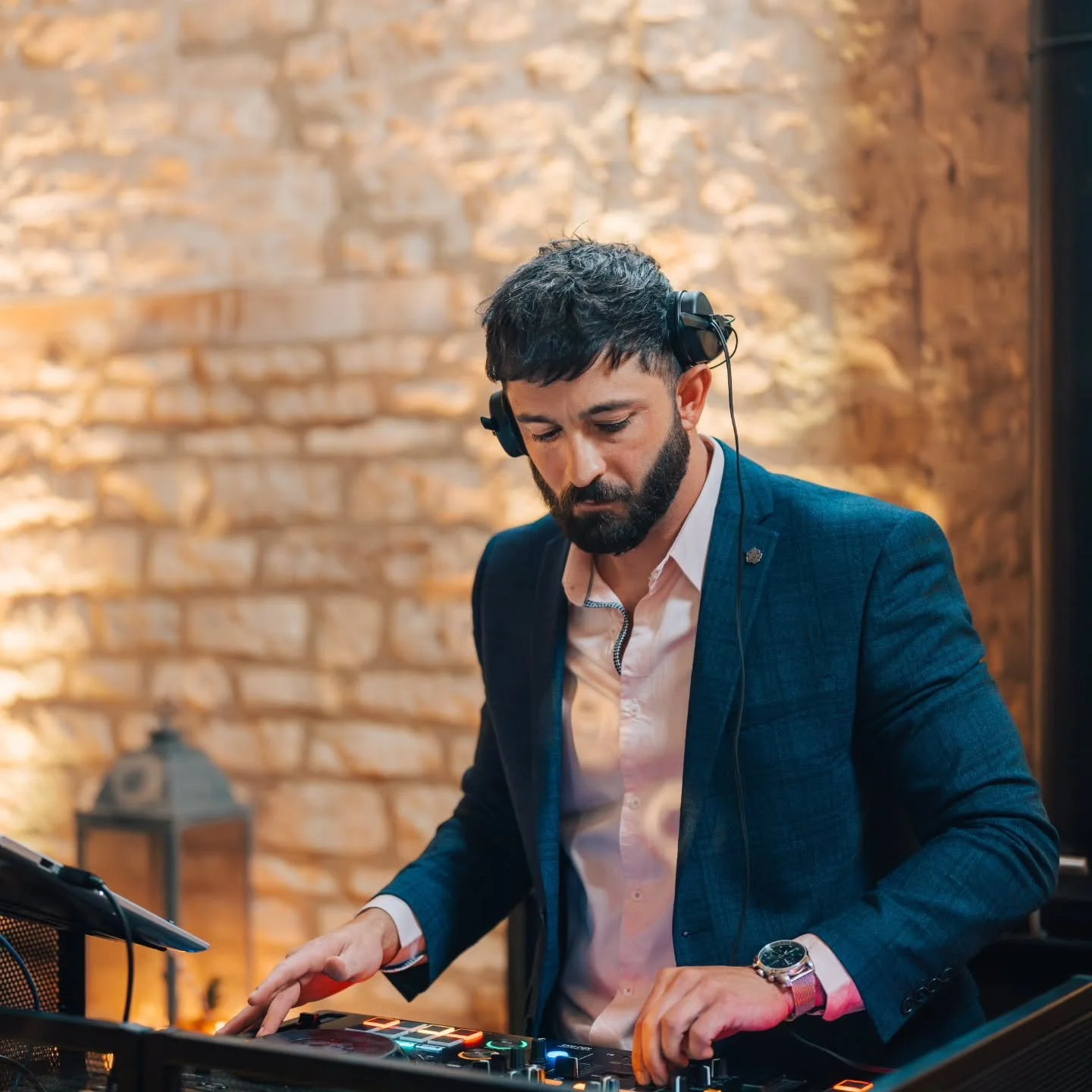 A few snaps by @joshuapenrosephotography at the recent wedding of Amy &amp; James at @yardspaceoldgore 

📸