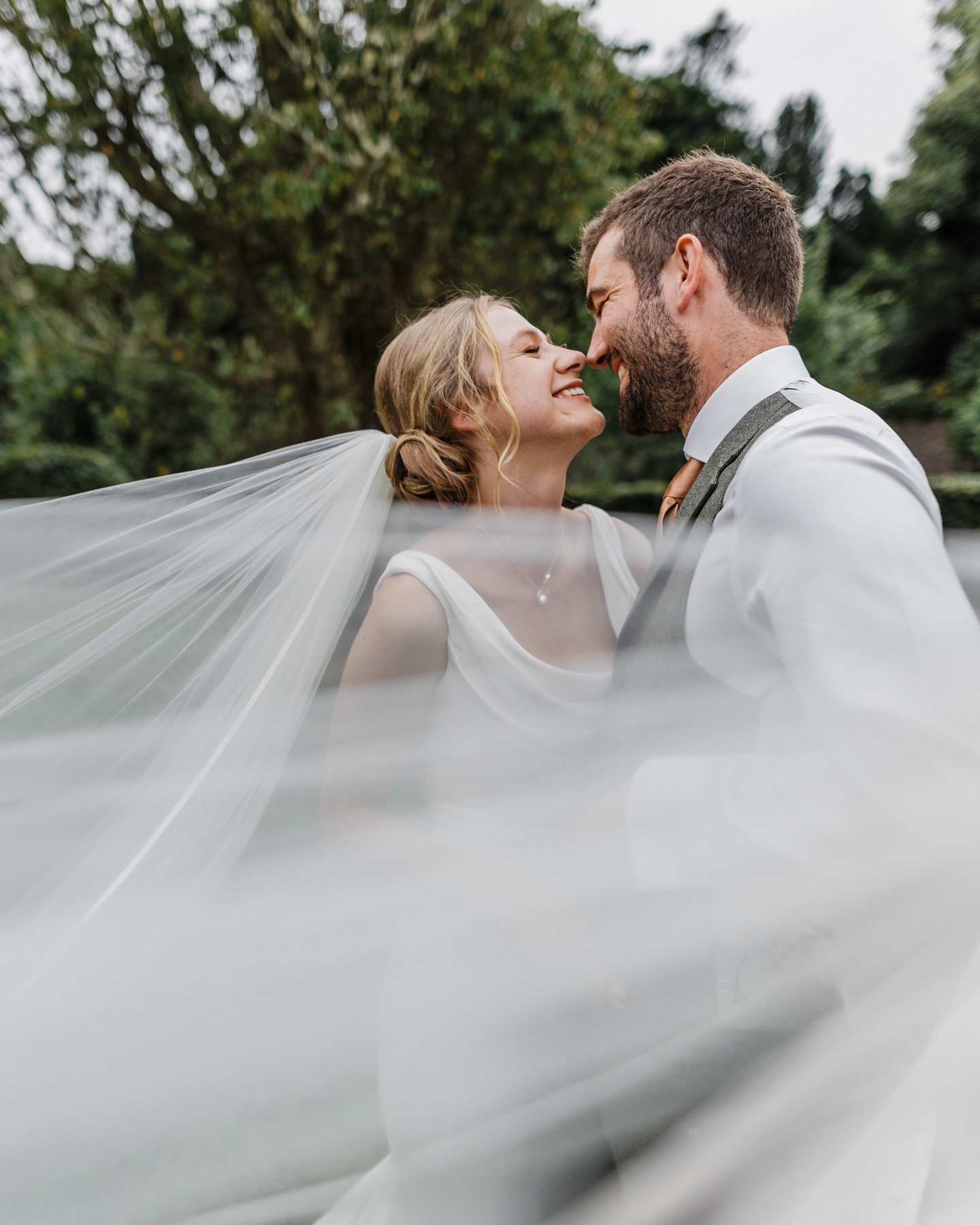 If you're dreaming of a gorgeous garden wedding, Scorrier House is simply perfect 🌿🌼

There are so many areas of the beautiful gardens to enjoy for your newlywed portraits and Amy &amp; Zac did just that!
.
.
.
@scorrierhouse 
@scorrierestate 
.
#c